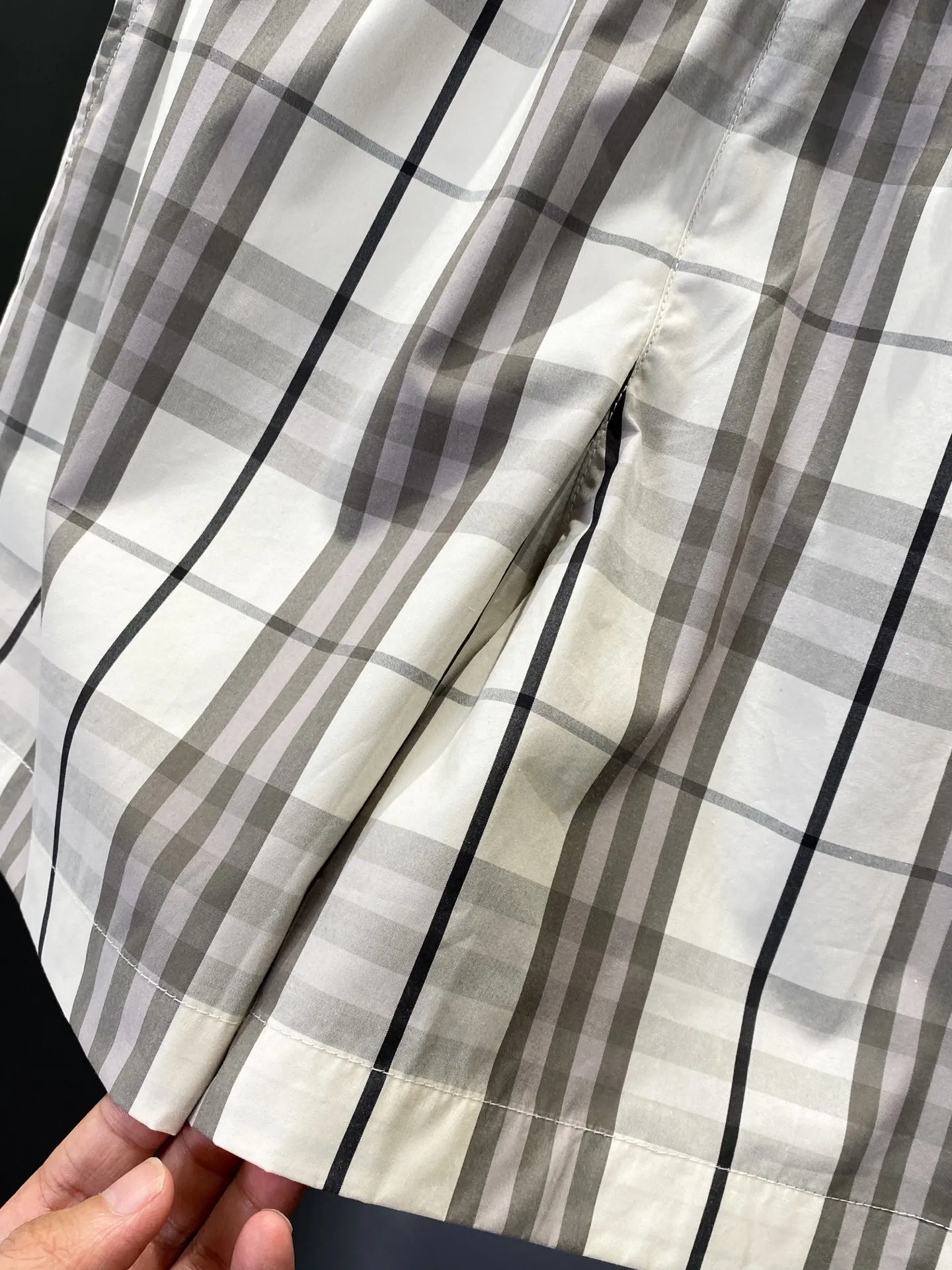 Burberry 女性用チェック柄コットンショーツ ベージュ - 画像 (8)