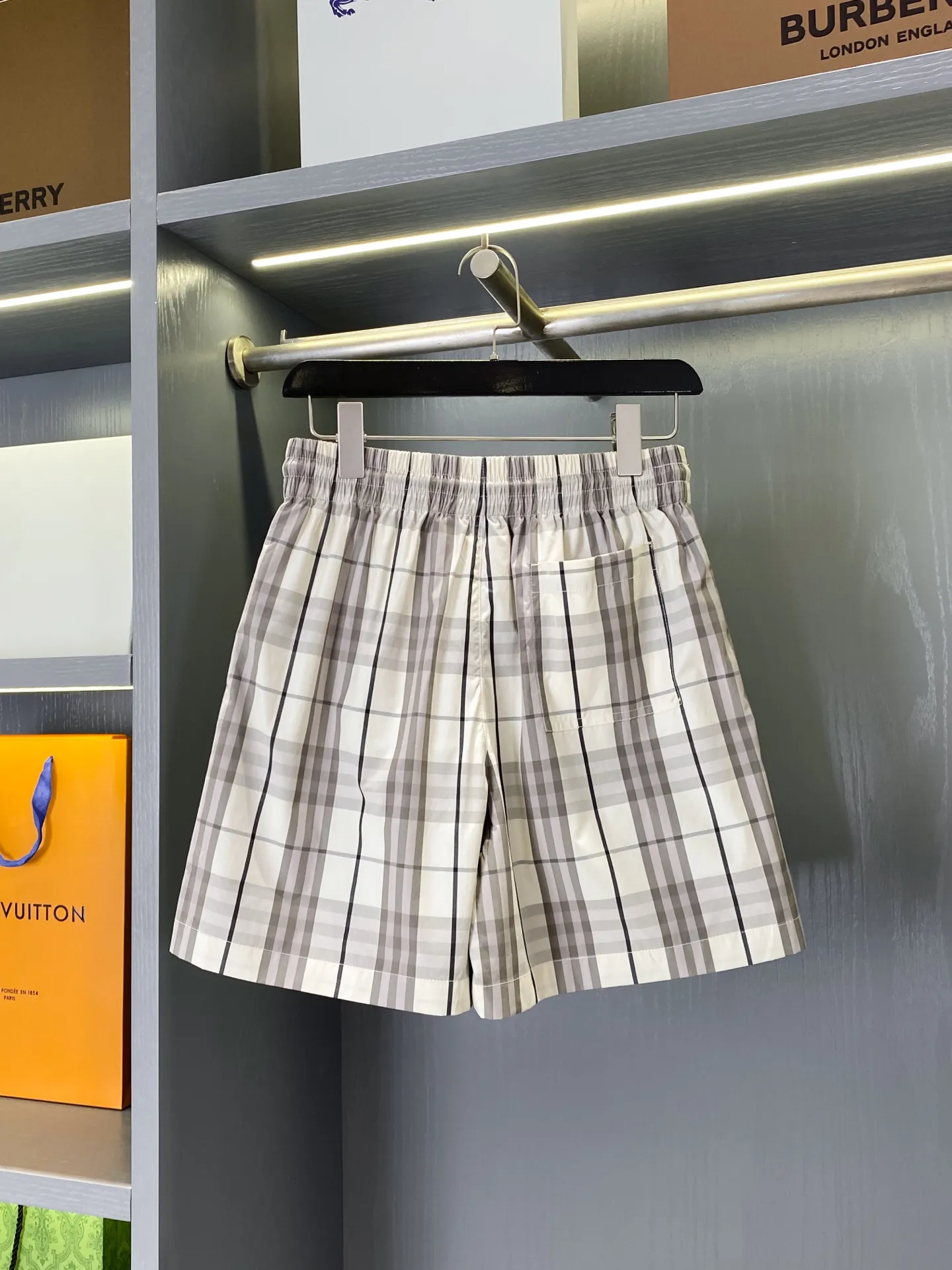 Burberry 女性用チェック柄コットンショーツ ベージュ - 画像 (9)