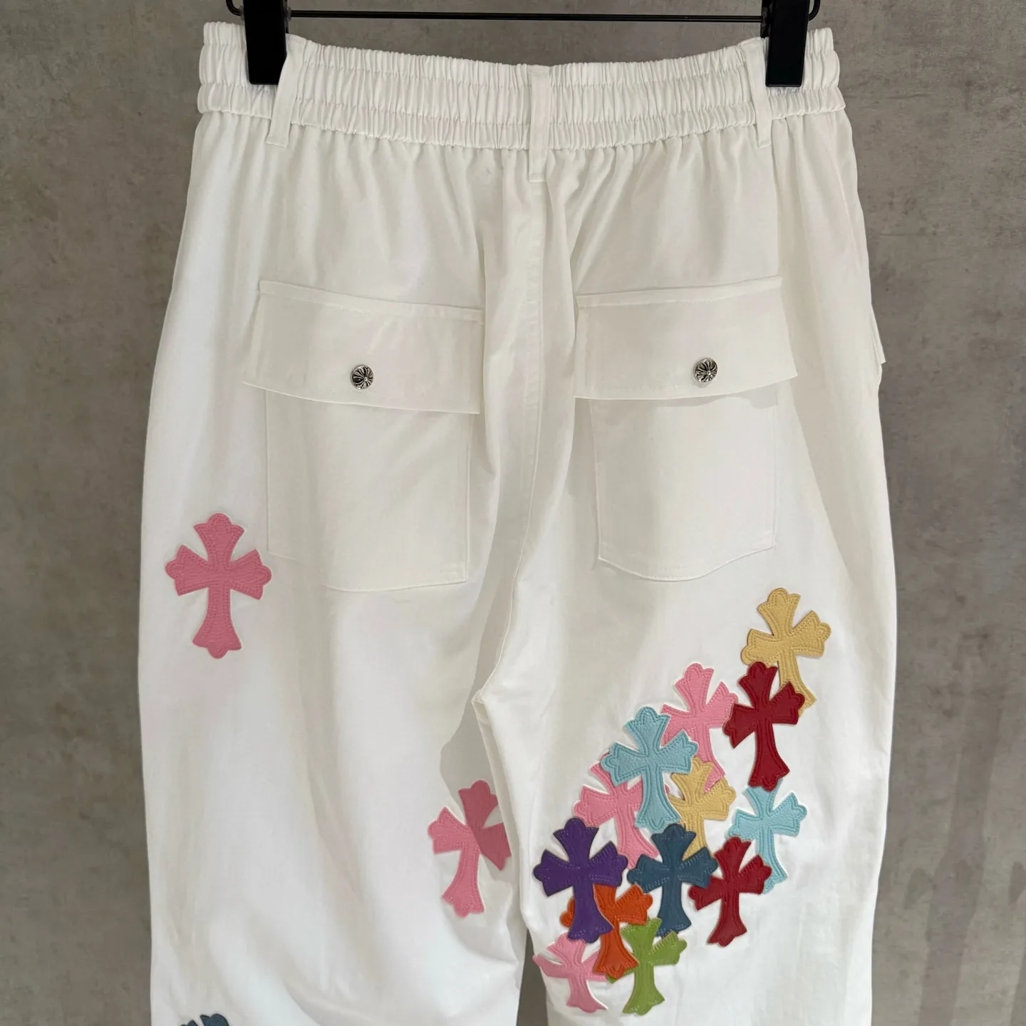 Chrome Hearts パンツ 白 カラフルクロスデザイン - 画像 (5)