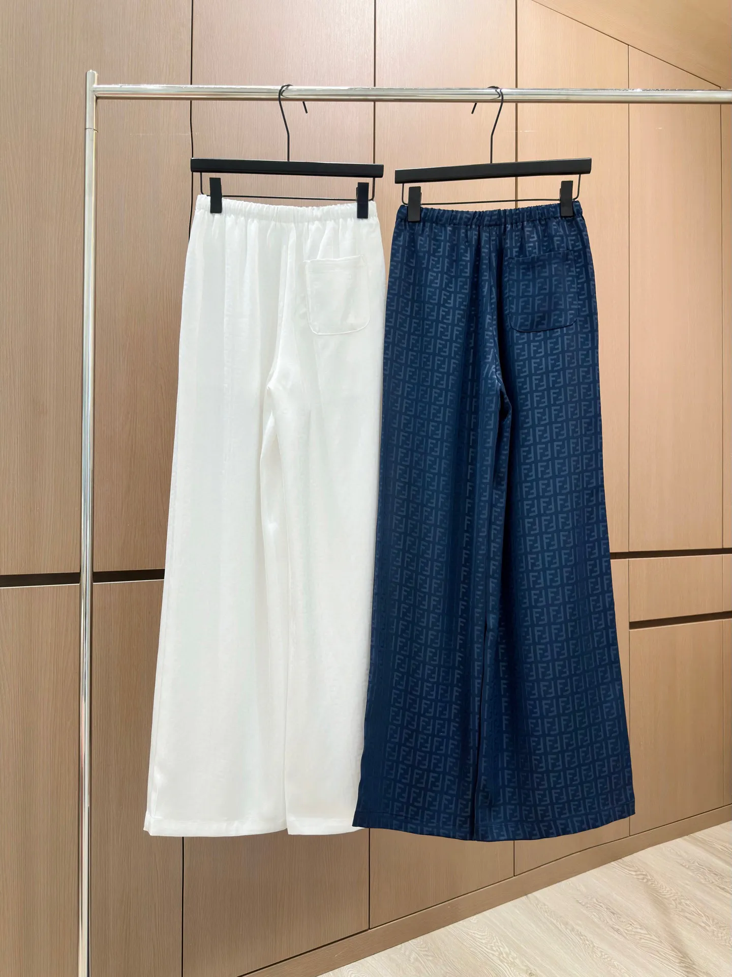 Fendi新款コーデュロイのカジュアルパンツ白蓝色SML - 画像 (3)