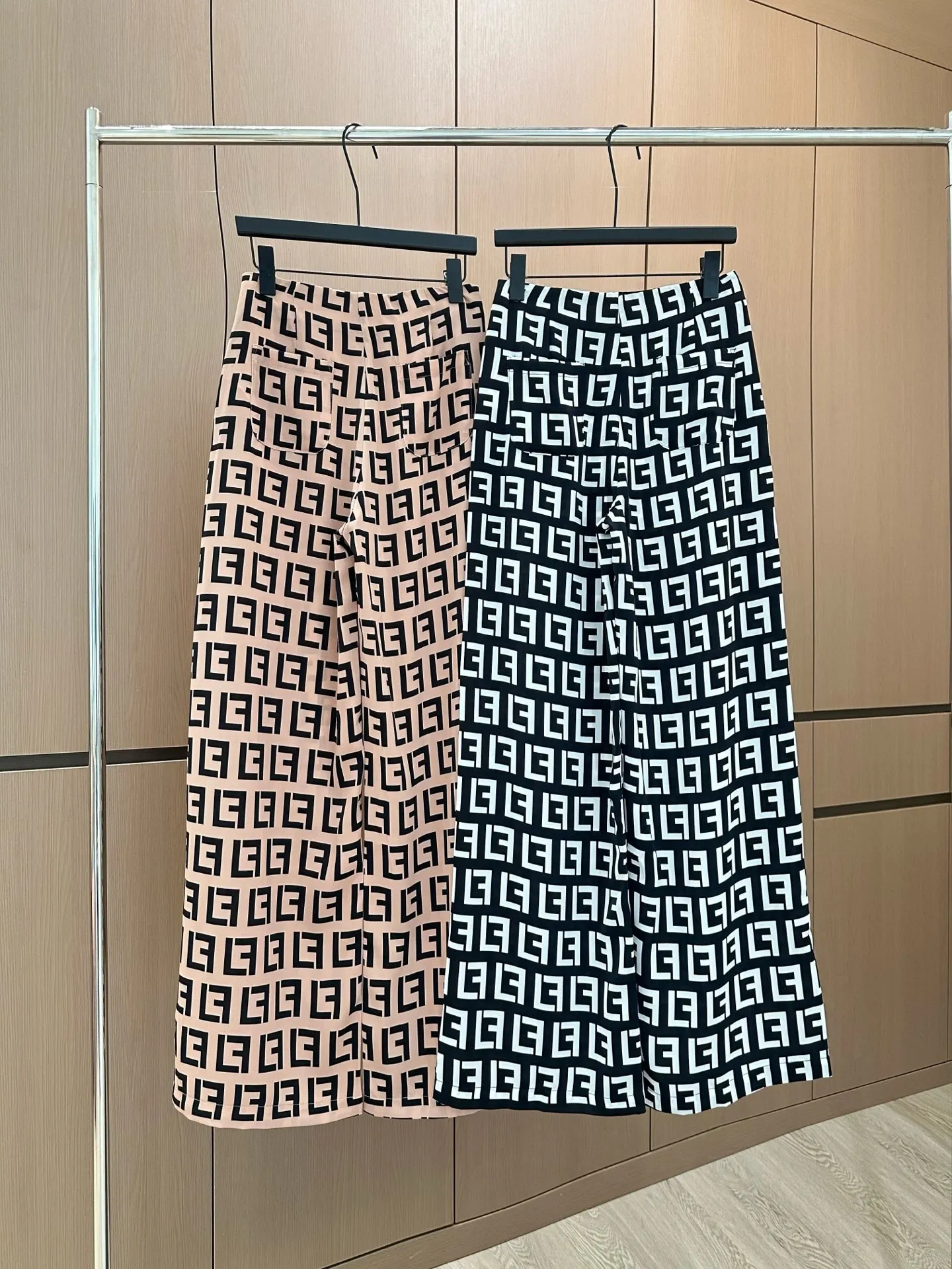 Fendi 2025 新作プリントパンツ黒色 咖色 - 画像 (5)