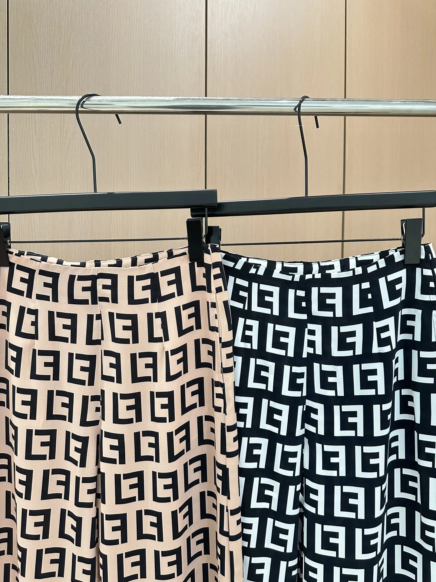 Fendi 2025 新作プリントパンツ黒色 咖色 - 画像 (7)