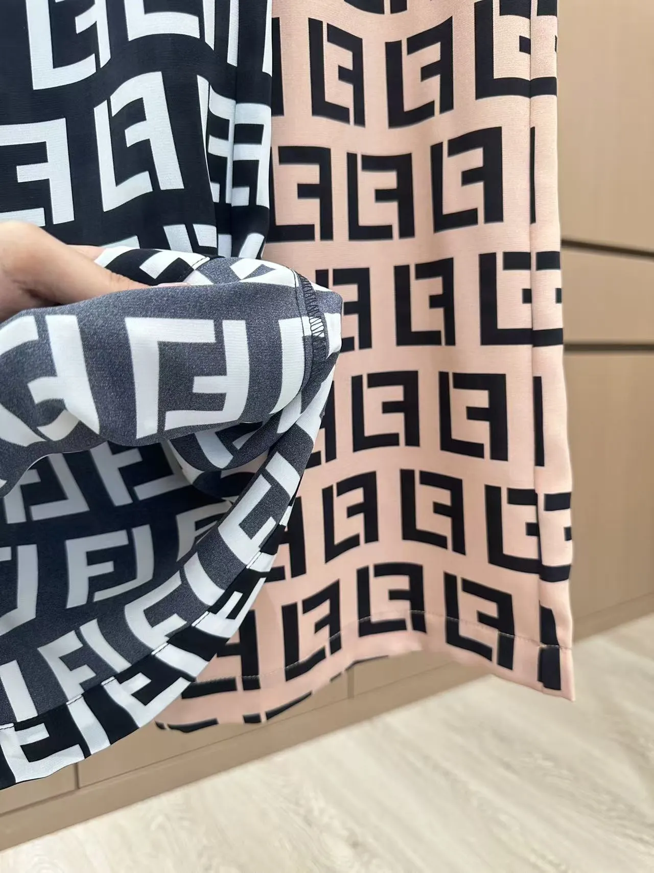 Fendi 2025 新作プリントパンツ黒色 咖色 - 画像 (8)