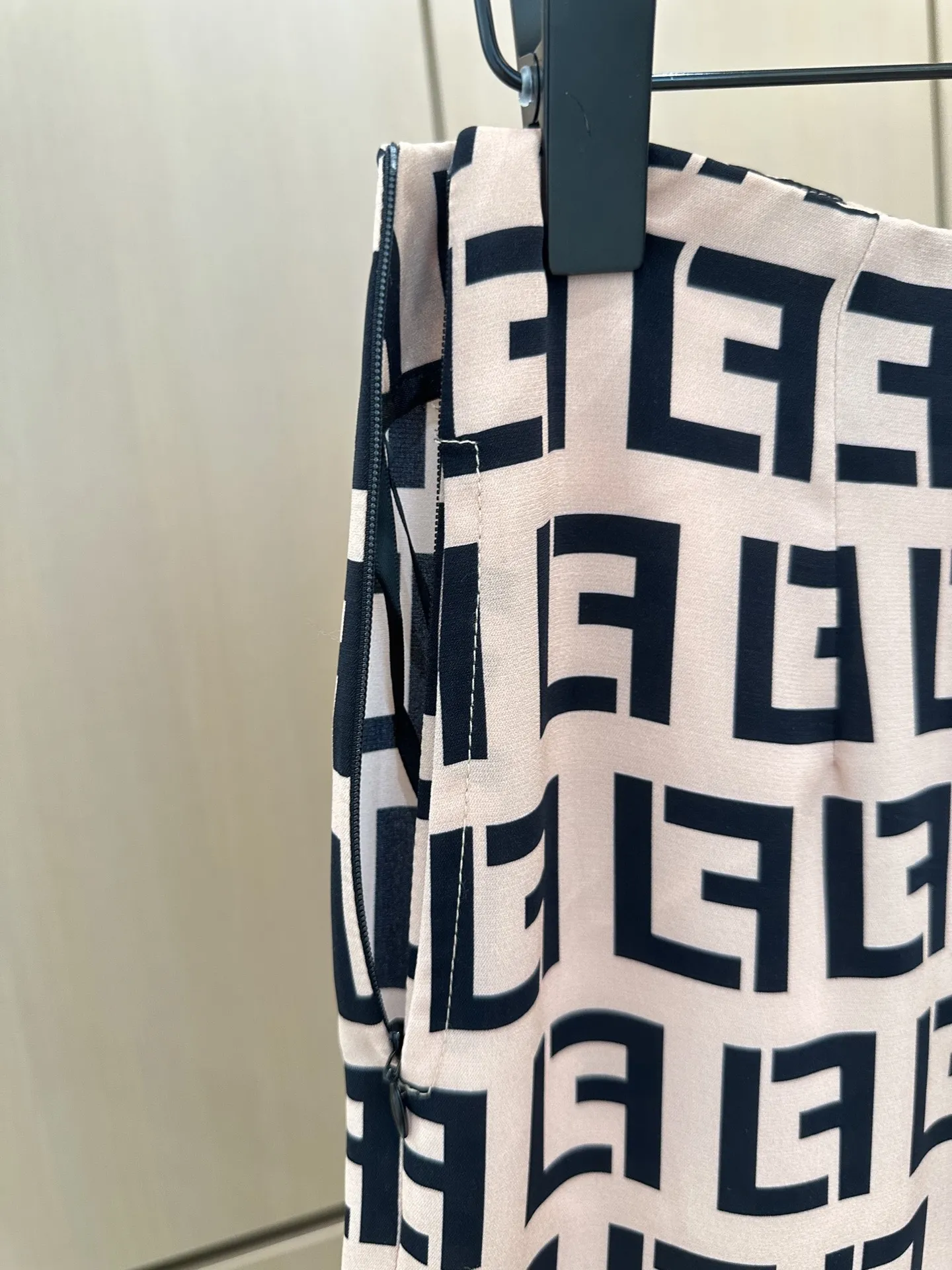 Fendi 2025 新作プリントパンツ黒色 咖色 - 画像 (9)