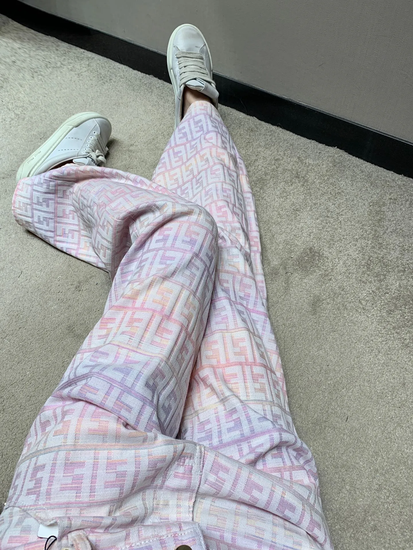 Fendi 25Ss春夏ピンク色字母提花直筒パンツ - 画像 (6)