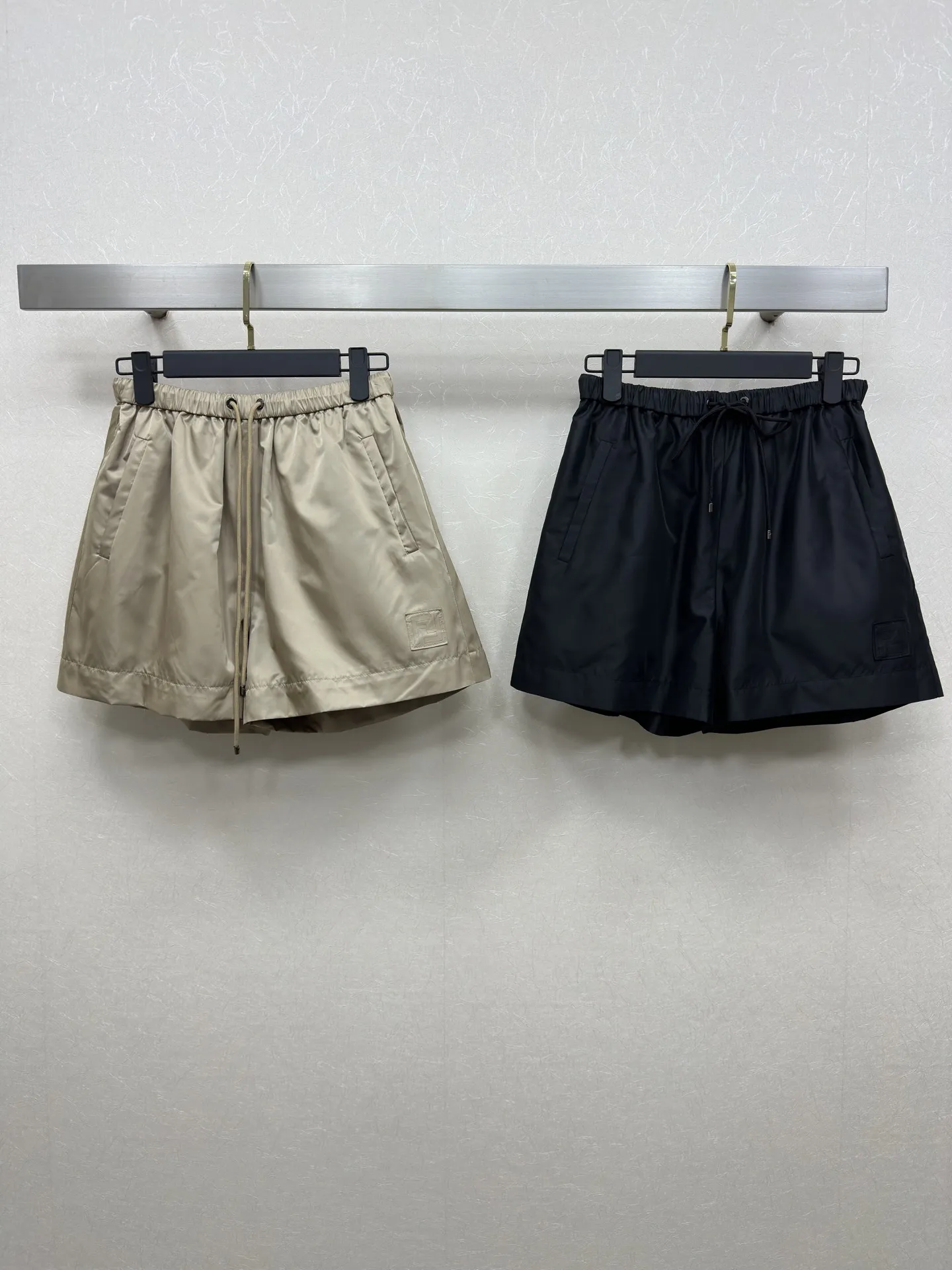 New Fend 25ss ベージュと黒のセットアップショーツ