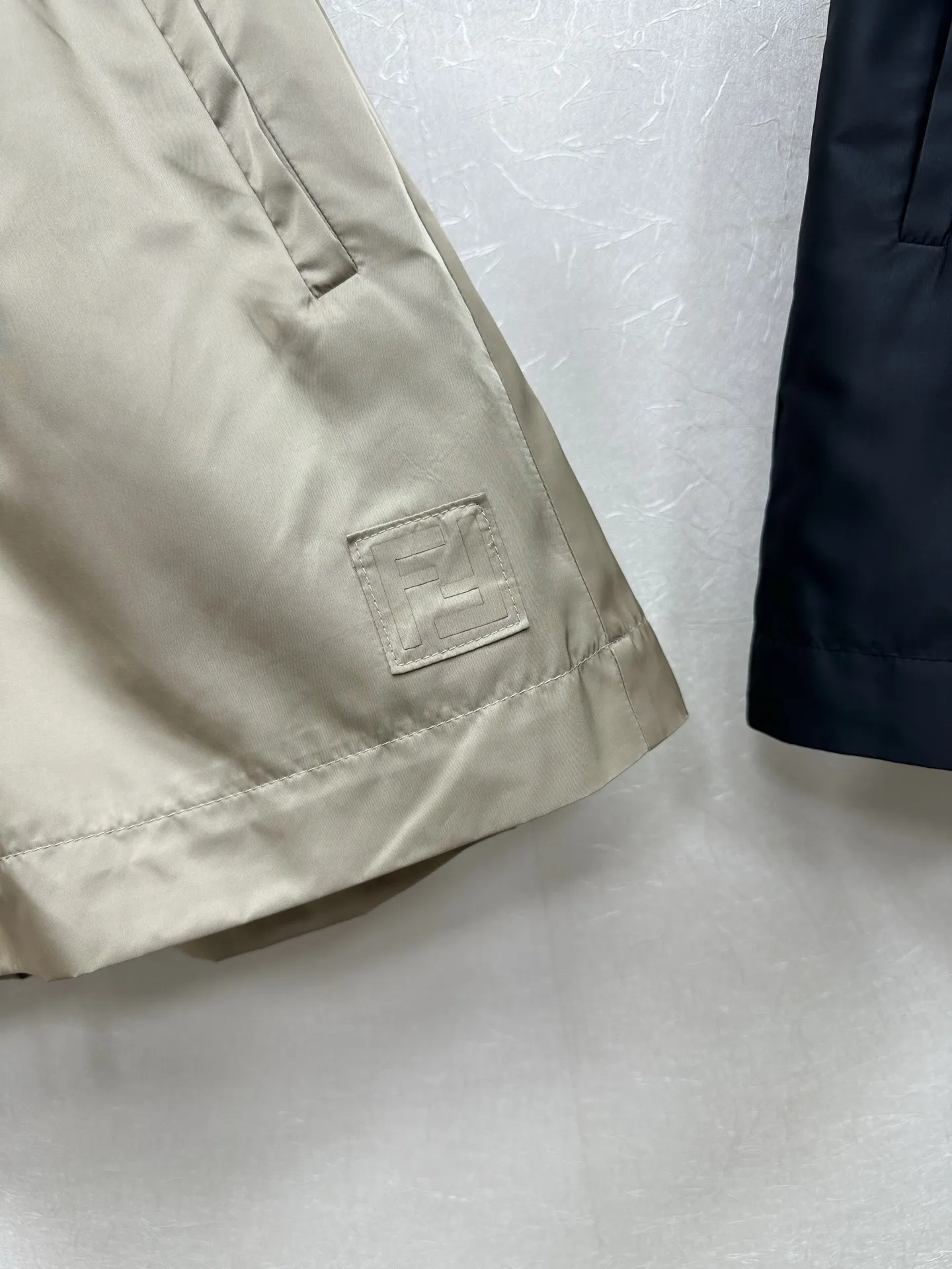 New Fend 25ss ベージュと黒のセットアップショーツ - 画像 (4)