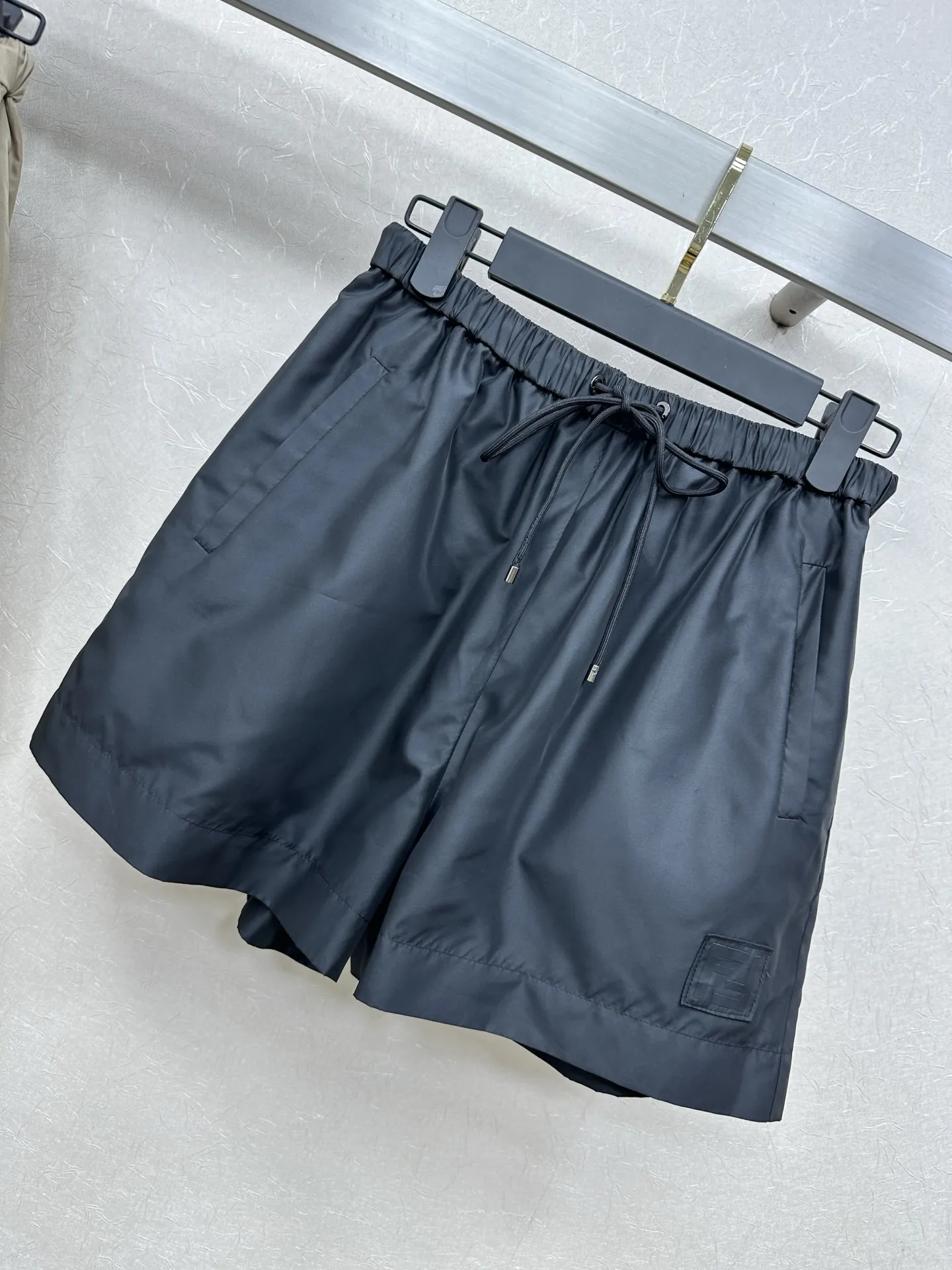 New Fend 25ss ベージュと黒のセットアップショーツ - 画像 (5)