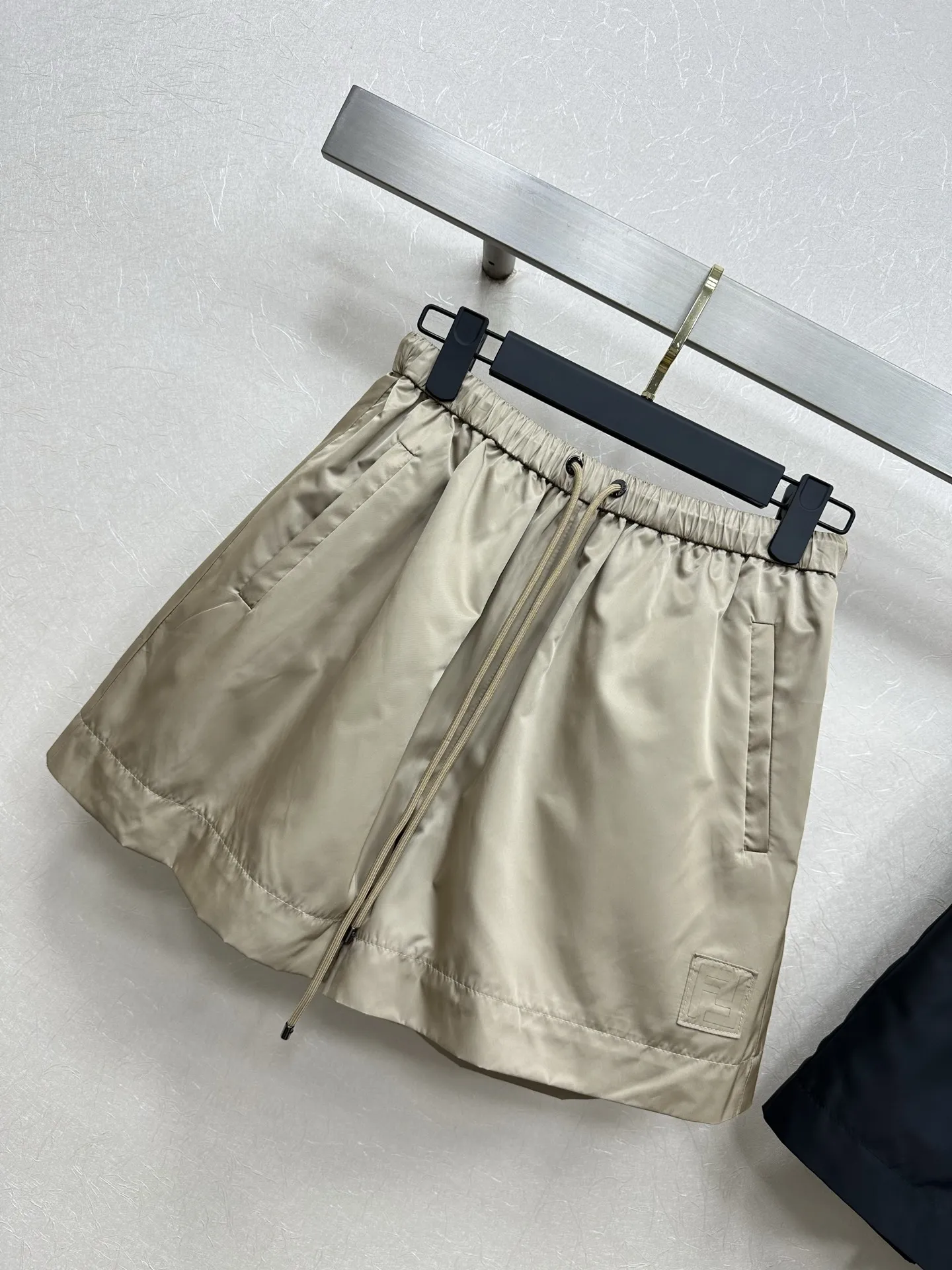 New Fend 25ss ベージュと黒のセットアップショーツ - 画像 (6)