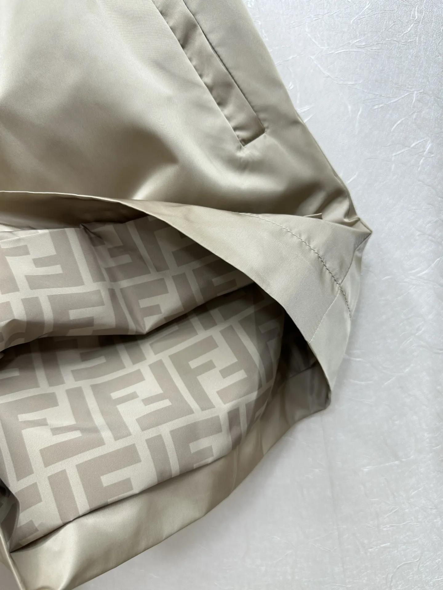 New Fend 25ss ベージュと黒のセットアップショーツ - 画像 (7)