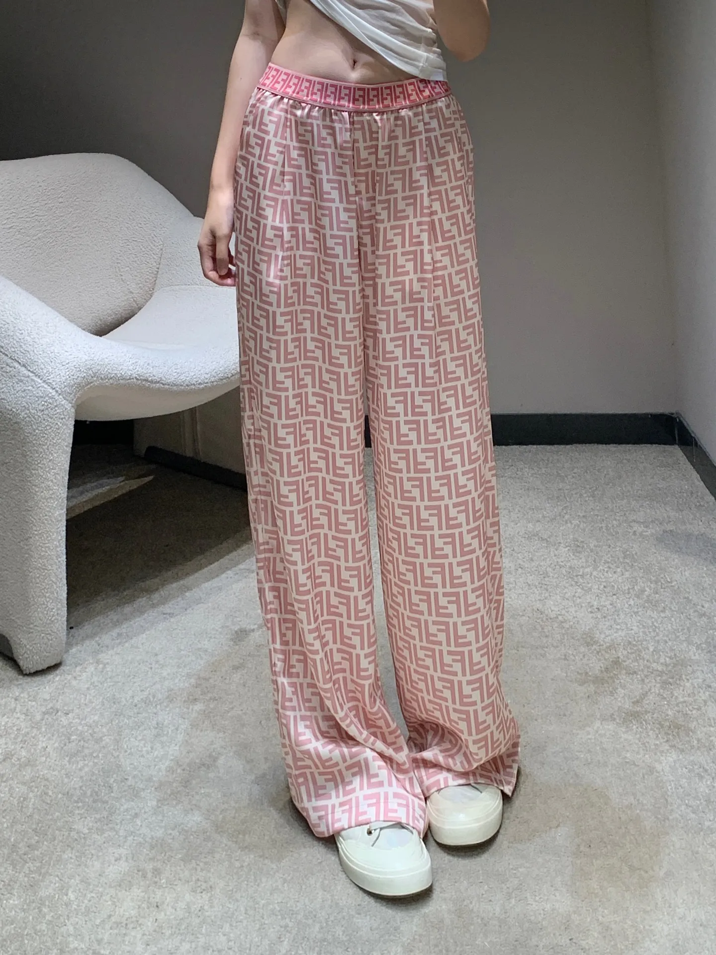 Fendi 2023春夏ピンク織帯ワイドパンツ