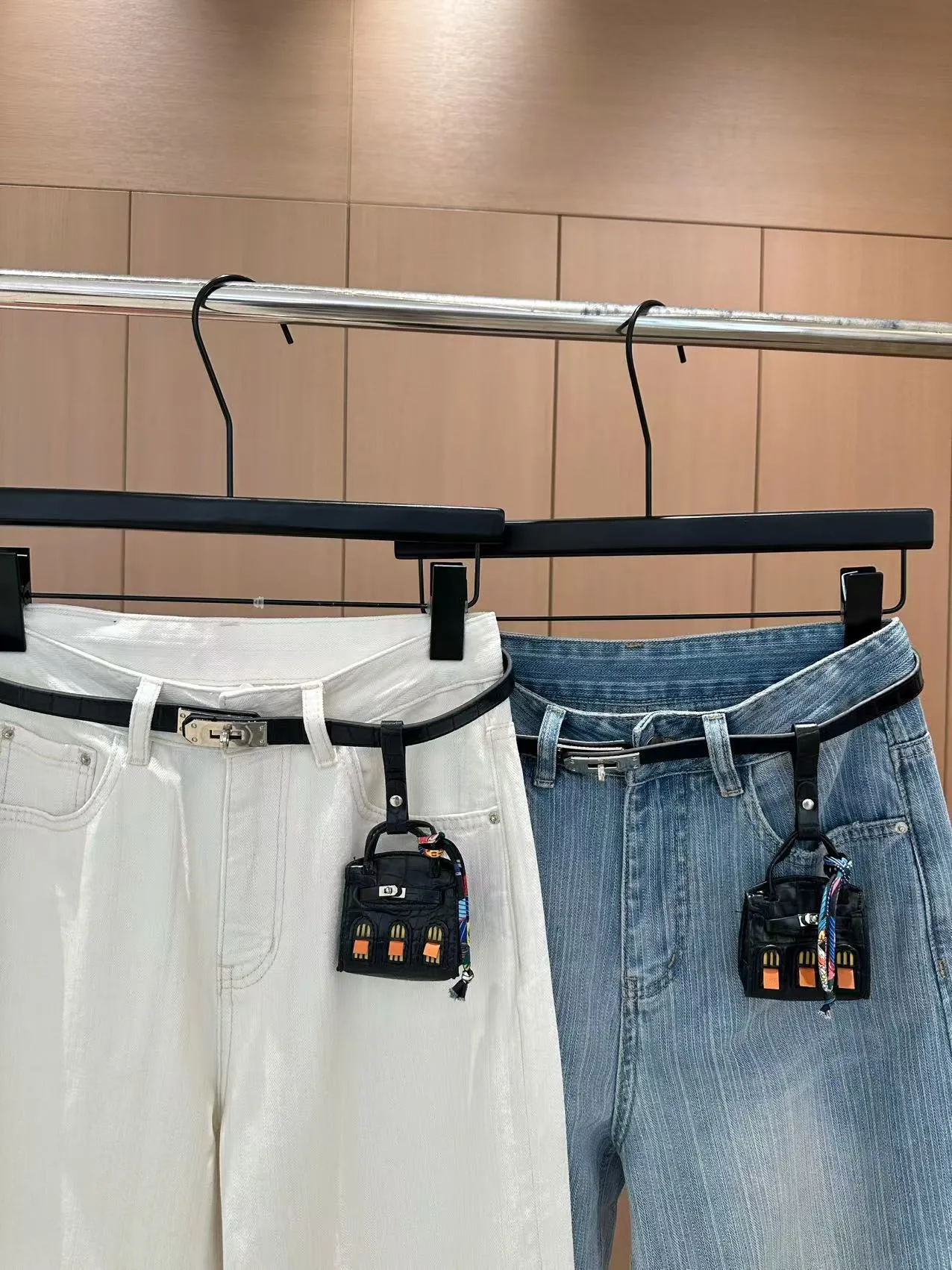 Hermes 白色と青色デコレーションデニムパンツ - 画像 (6)