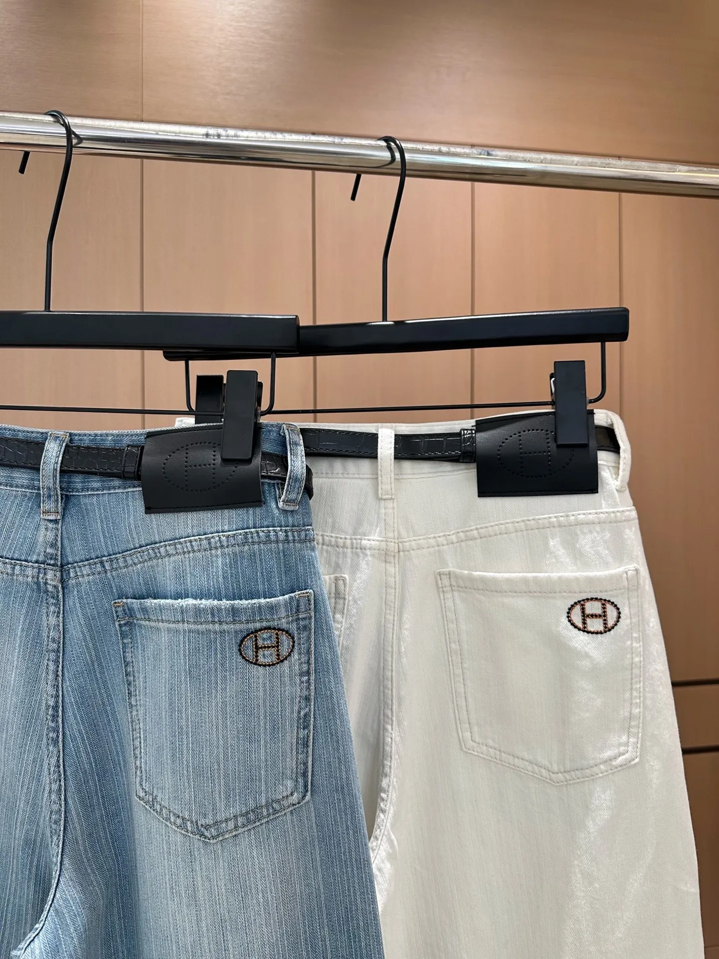 Hermes 白色と青色デコレーションデニムパンツ - 画像 (7)