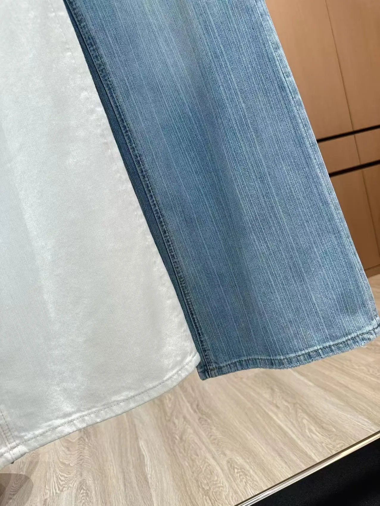 Hermes 白色と青色デコレーションデニムパンツ - 画像 (8)