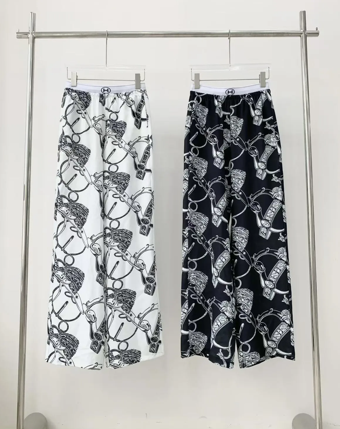 ブラックホワイト織帯プリントパンツ