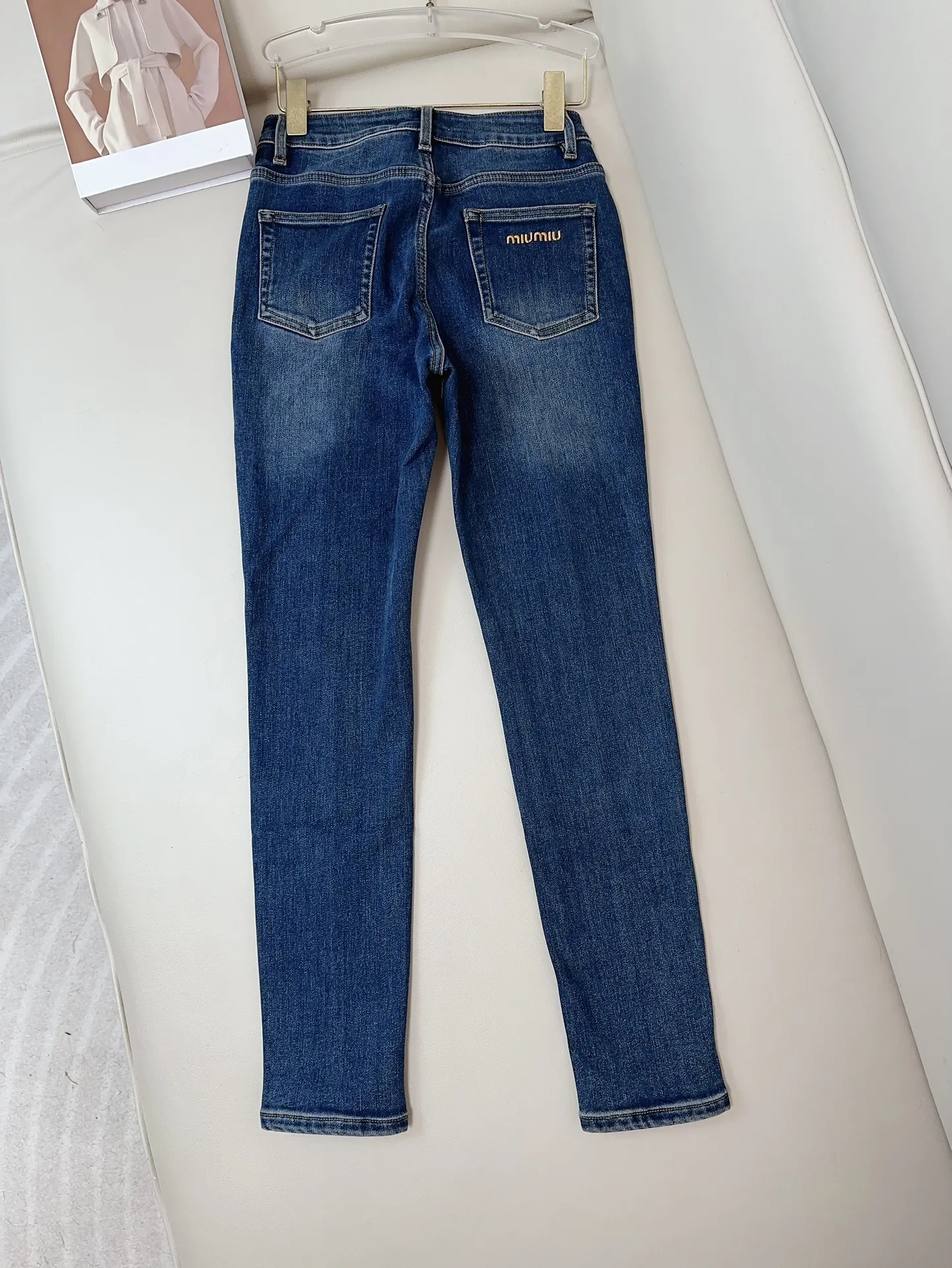 Miu Miu 刺繍ロゴ加絨デニムパンツブルースモールサイズ - 画像 (3)