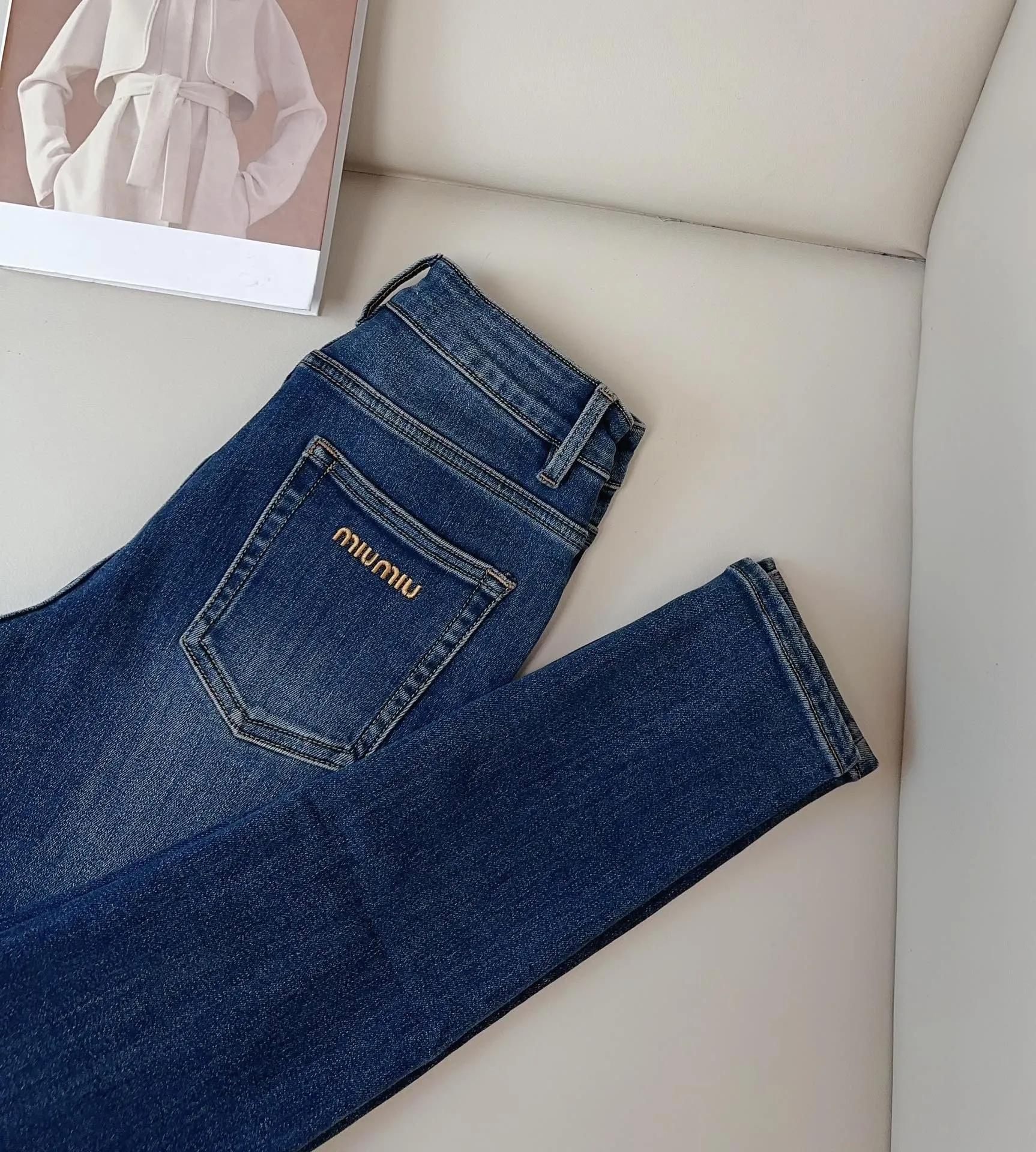 Miu Miu 刺繍ロゴ加絨デニムパンツブルースモールサイズ - 画像 (7)