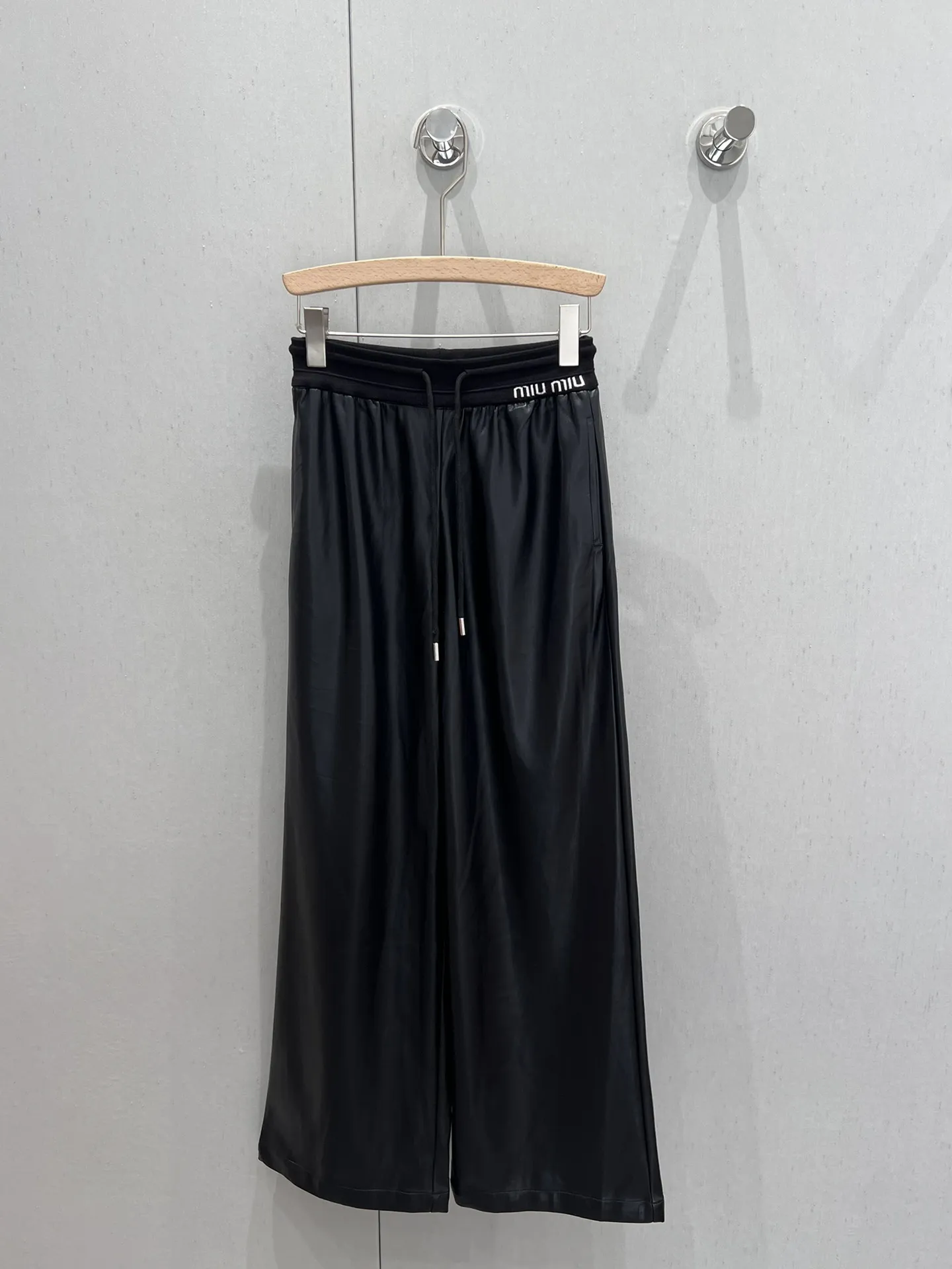 Miu Miu秋冬の新作黒カジュアルワイドパンツ