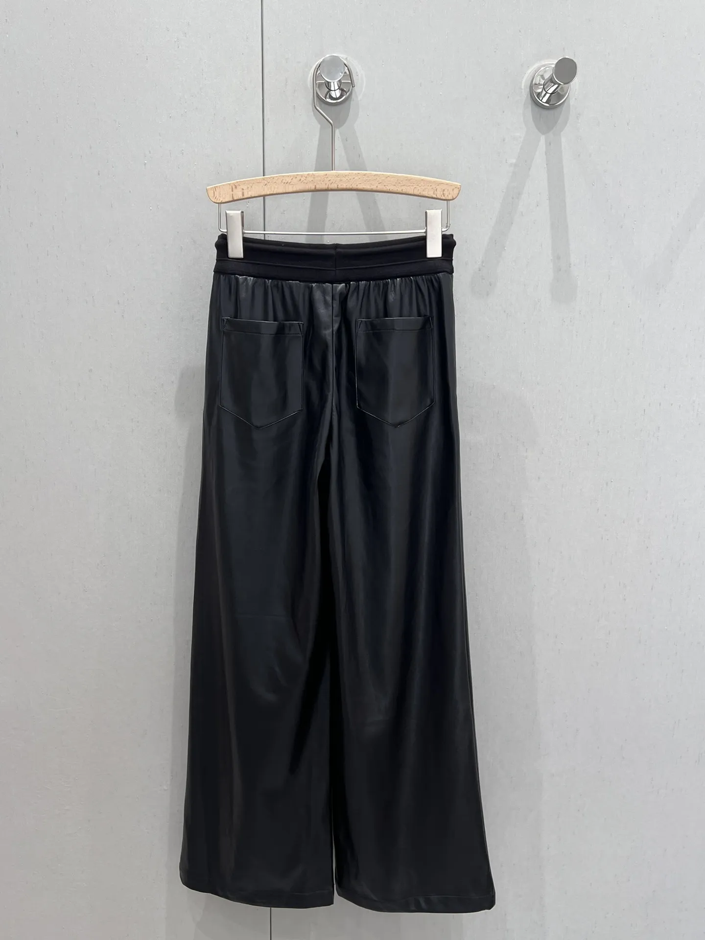 Miu Miu秋冬の新作黒カジュアルワイドパンツ - 画像 (3)