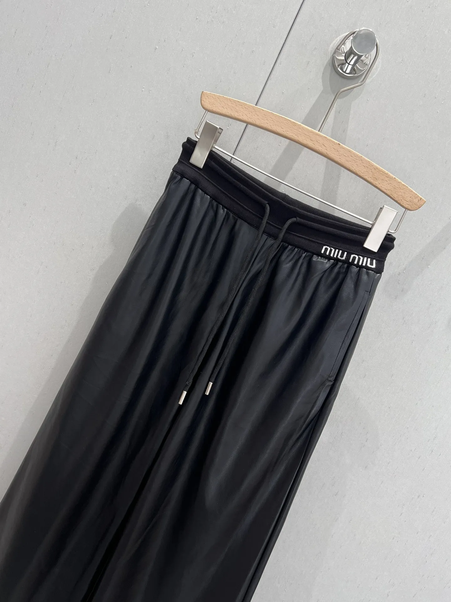 Miu Miu秋冬の新作黒カジュアルワイドパンツ - 画像 (4)