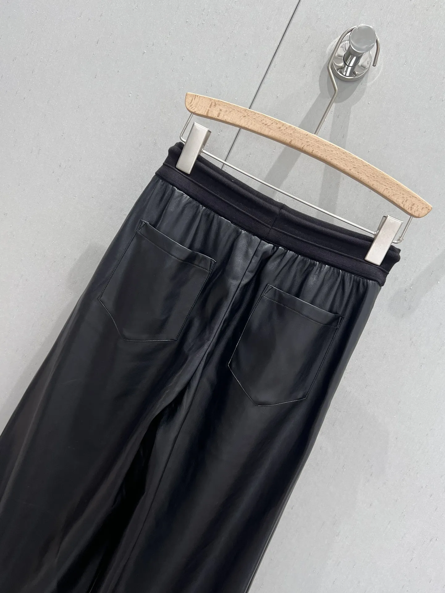 Miu Miu秋冬の新作黒カジュアルワイドパンツ - 画像 (5)