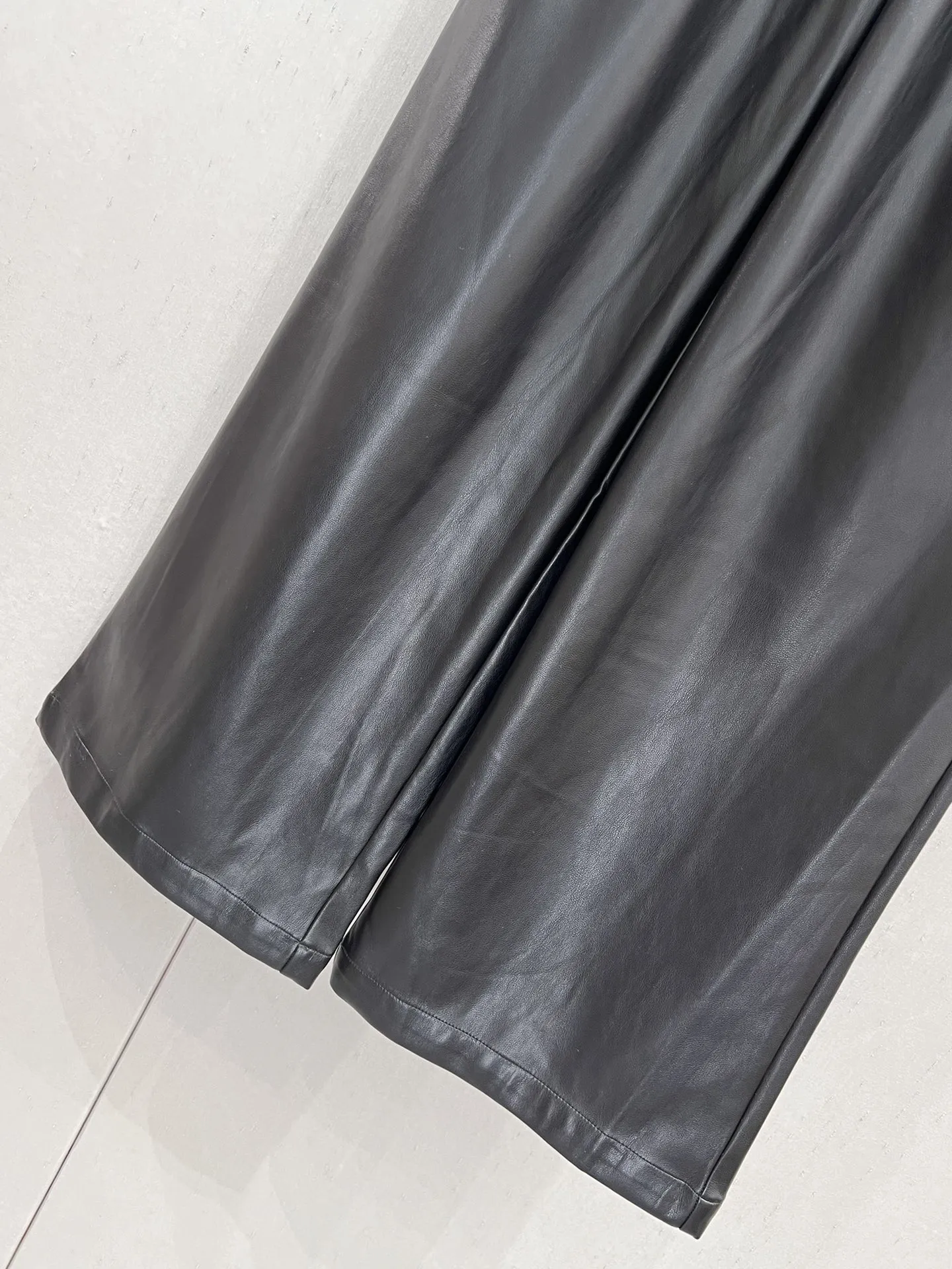 Miu Miu秋冬の新作黒カジュアルワイドパンツ - 画像 (6)