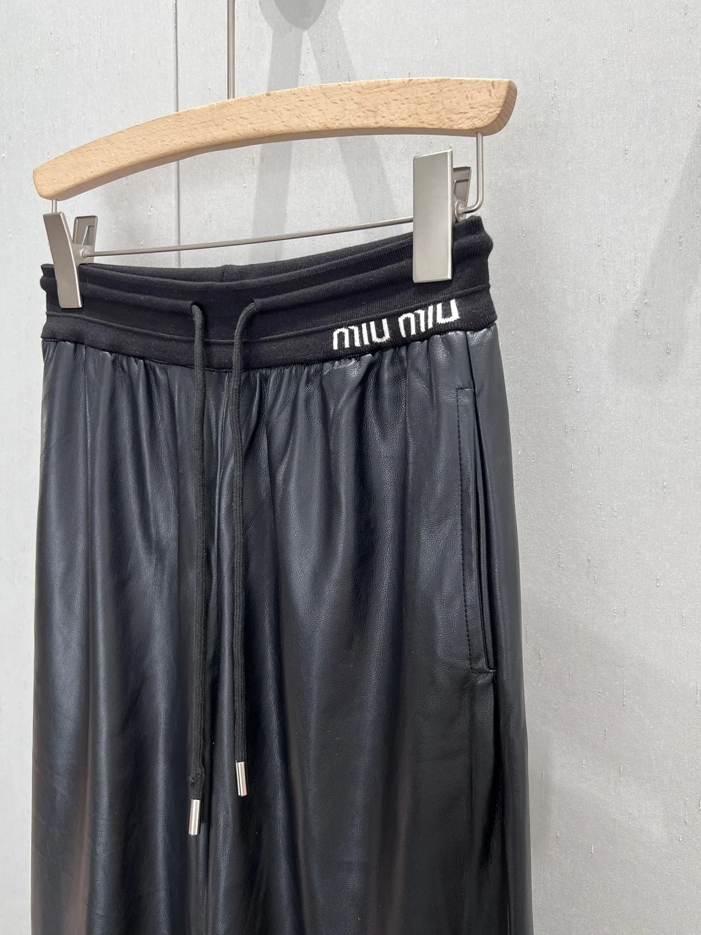 Miu Miu秋冬の新作黒カジュアルワイドパンツ - 画像 (7)