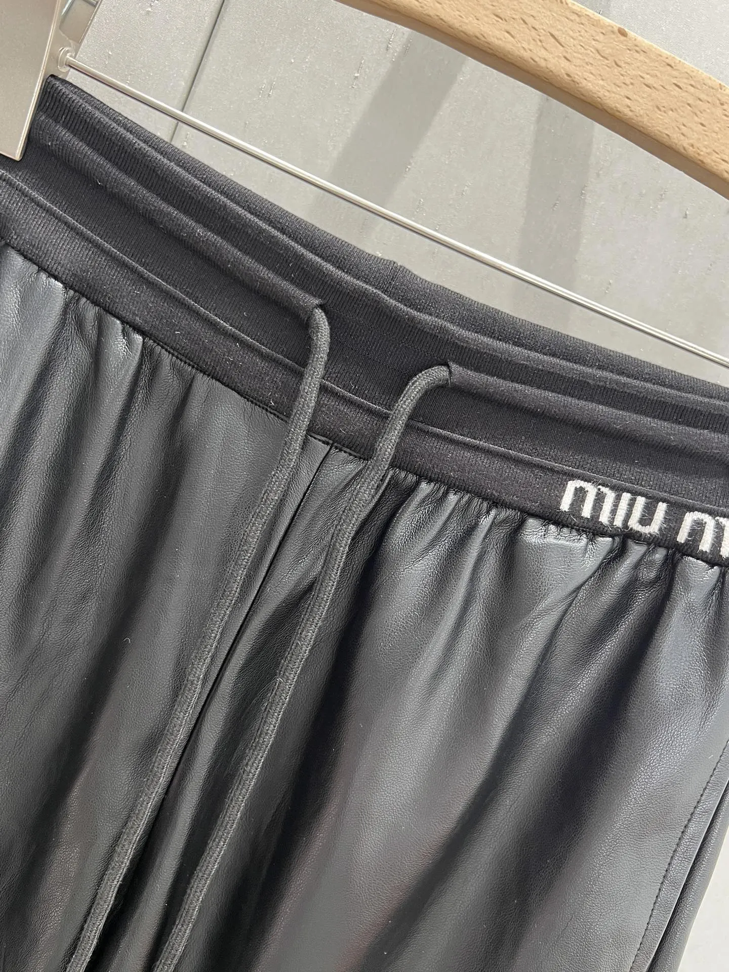 Miu Miu秋冬の新作黒カジュアルワイドパンツ - 画像 (8)