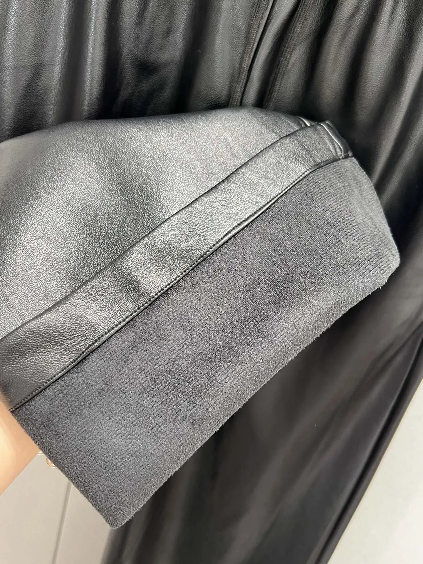 Miu Miu秋冬の新作黒カジュアルワイドパンツ - 画像 (9)