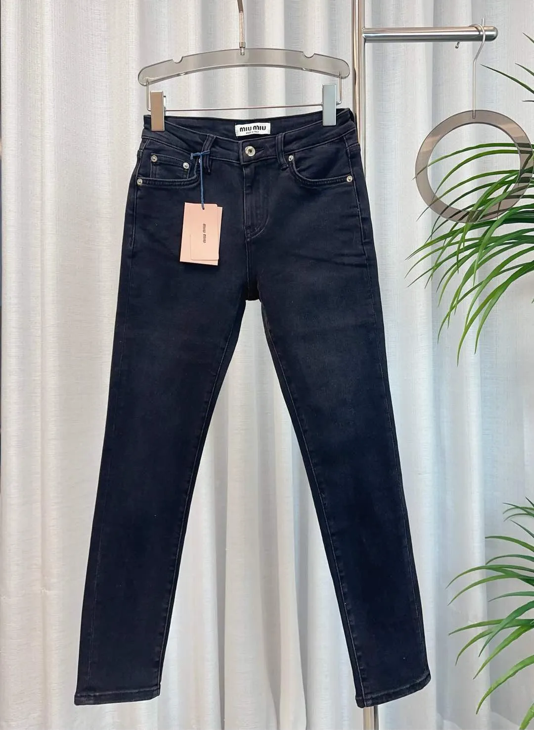 MIUMIU後ポケット刺繍ロゴデニムパンツ黒スリム