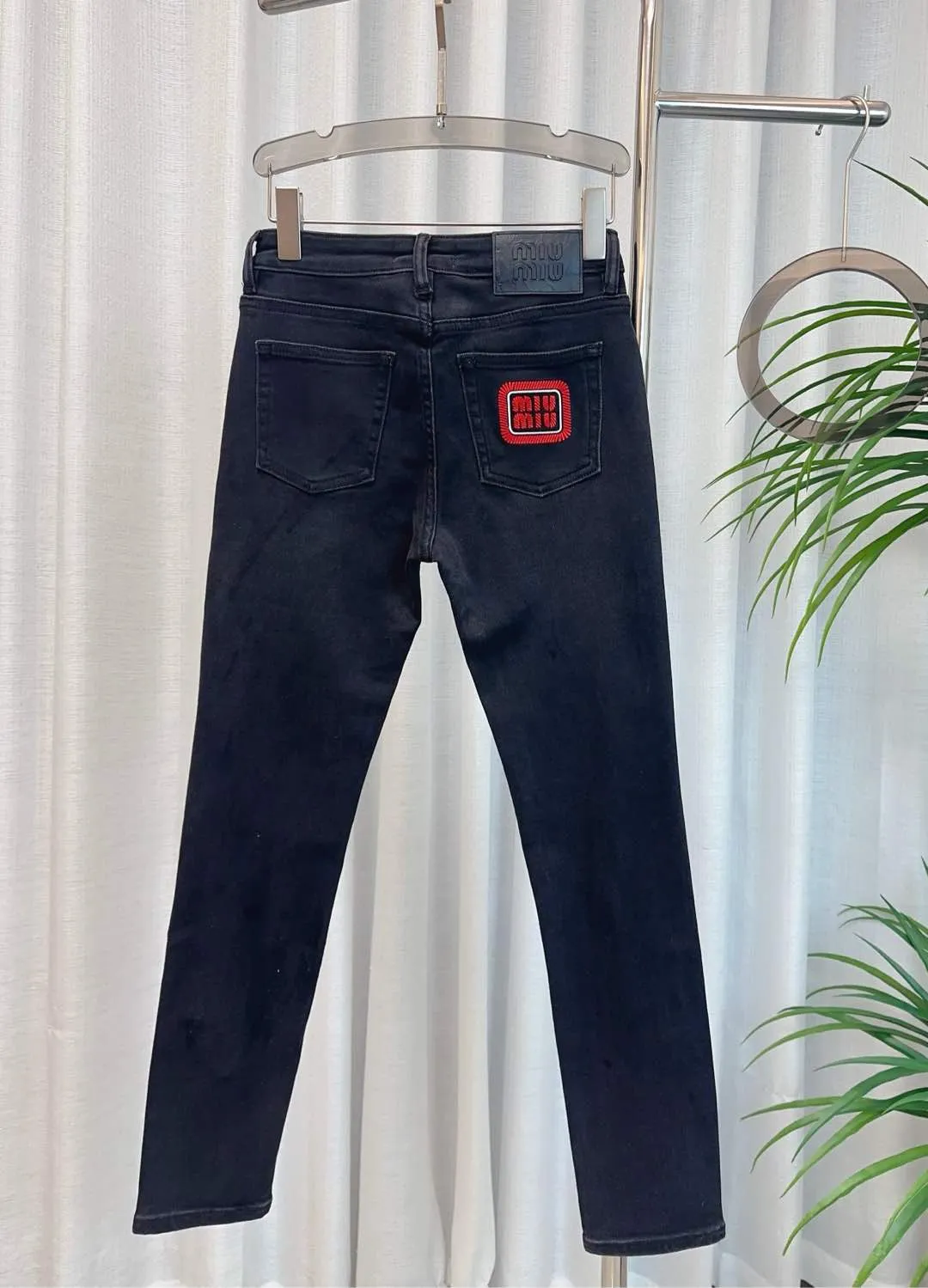MIUMIU後ポケット刺繍ロゴデニムパンツ黒スリム - 画像 (3)