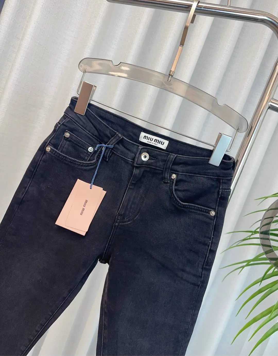 MIUMIU後ポケット刺繍ロゴデニムパンツ黒スリム - 画像 (5)