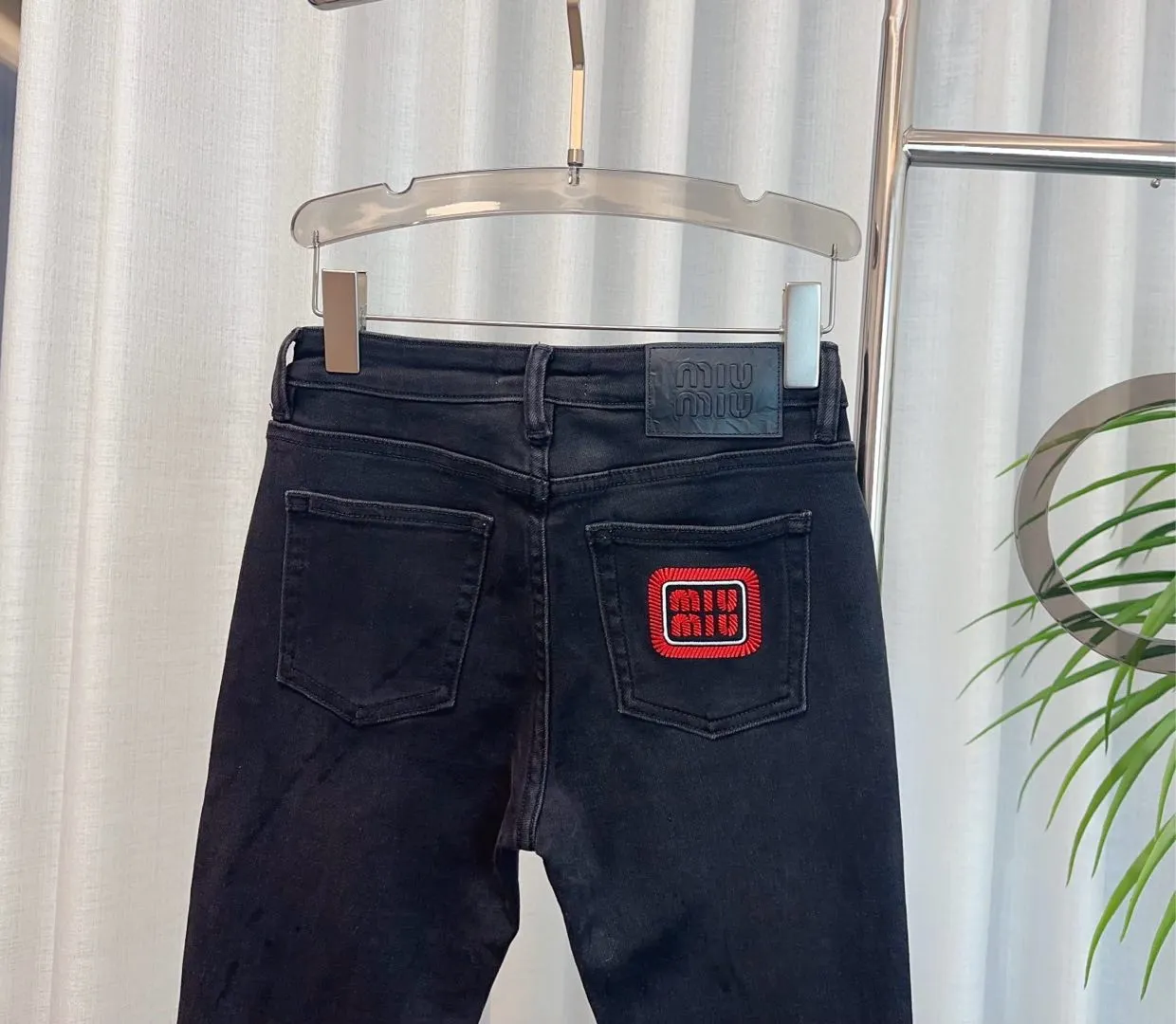 MIUMIU後ポケット刺繍ロゴデニムパンツ黒スリム - 画像 (6)
