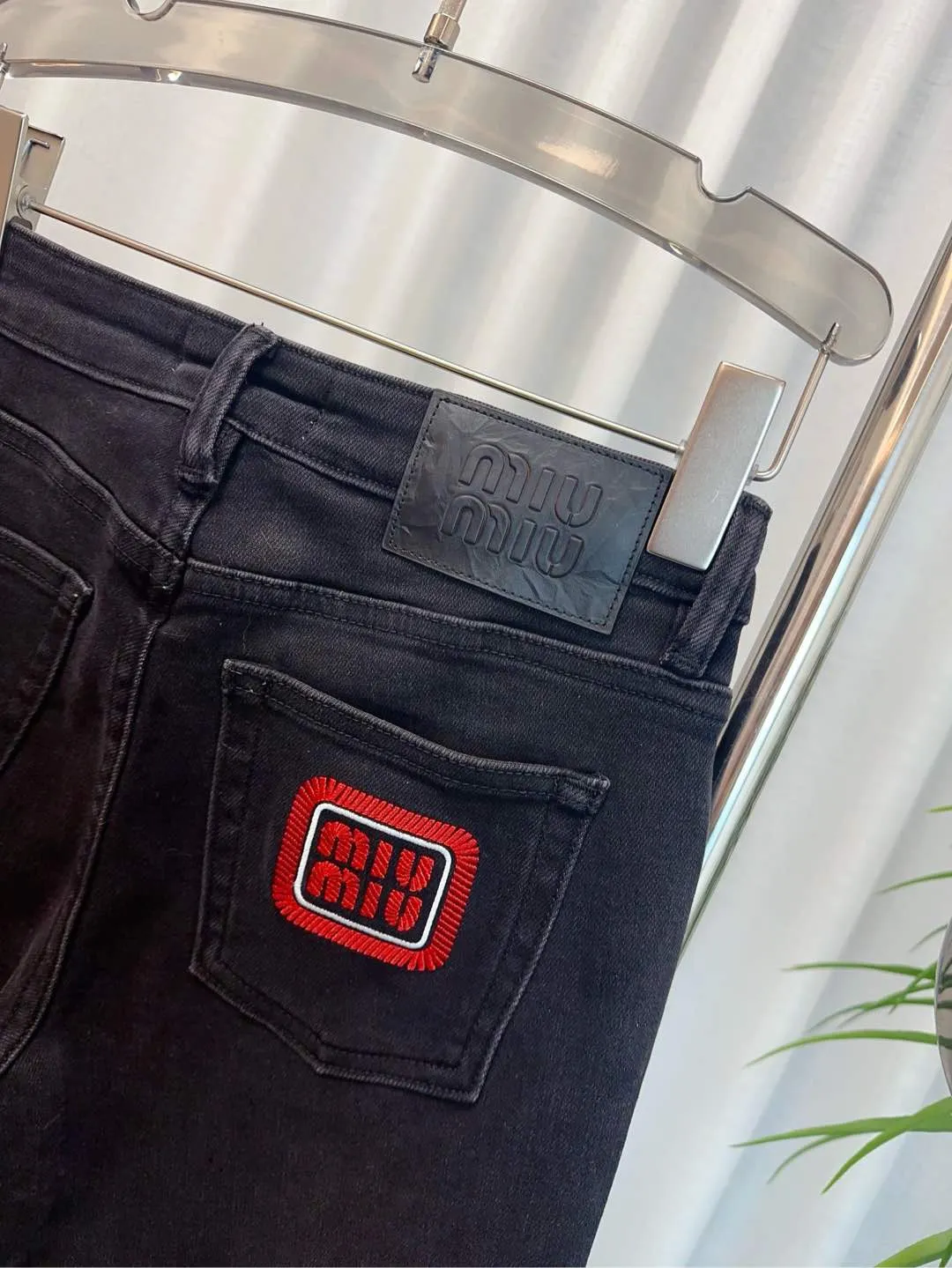 MIUMIU後ポケット刺繍ロゴデニムパンツ黒スリム - 画像 (7)