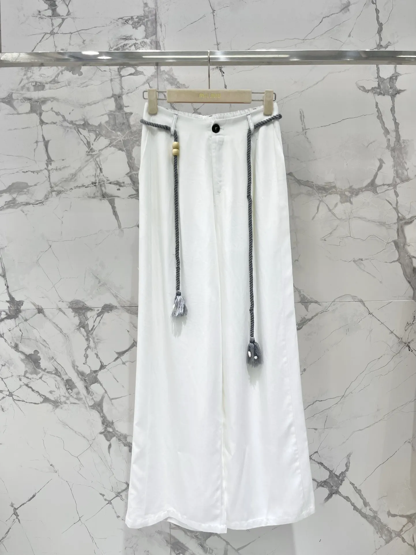 MIUMIU刺繍コットンTシャツとテンセルデニムワイドパンツセットホワイト