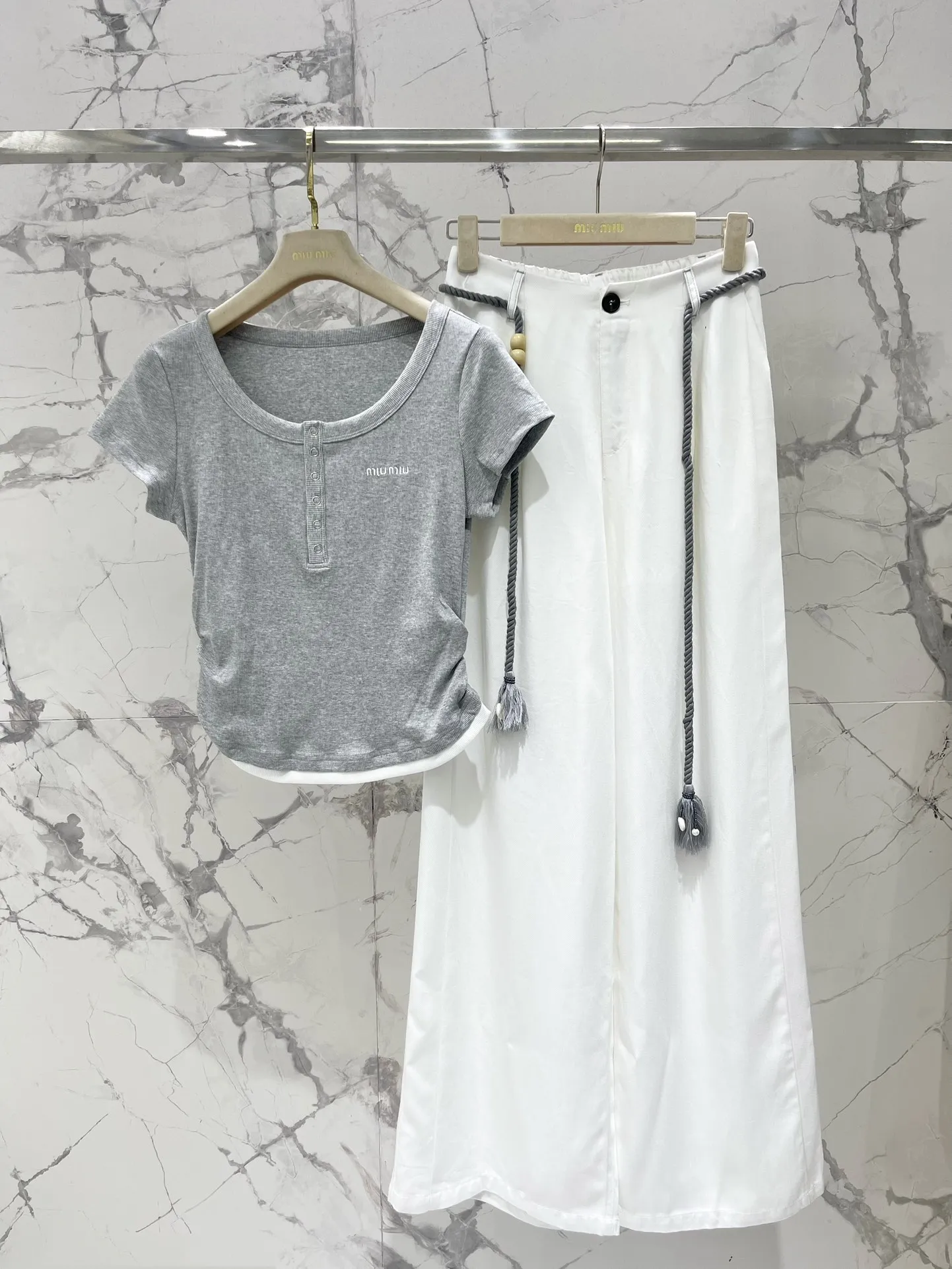 MIUMIU刺繍コットンTシャツとテンセルデニムワイドパンツセットホワイト - 画像 (3)