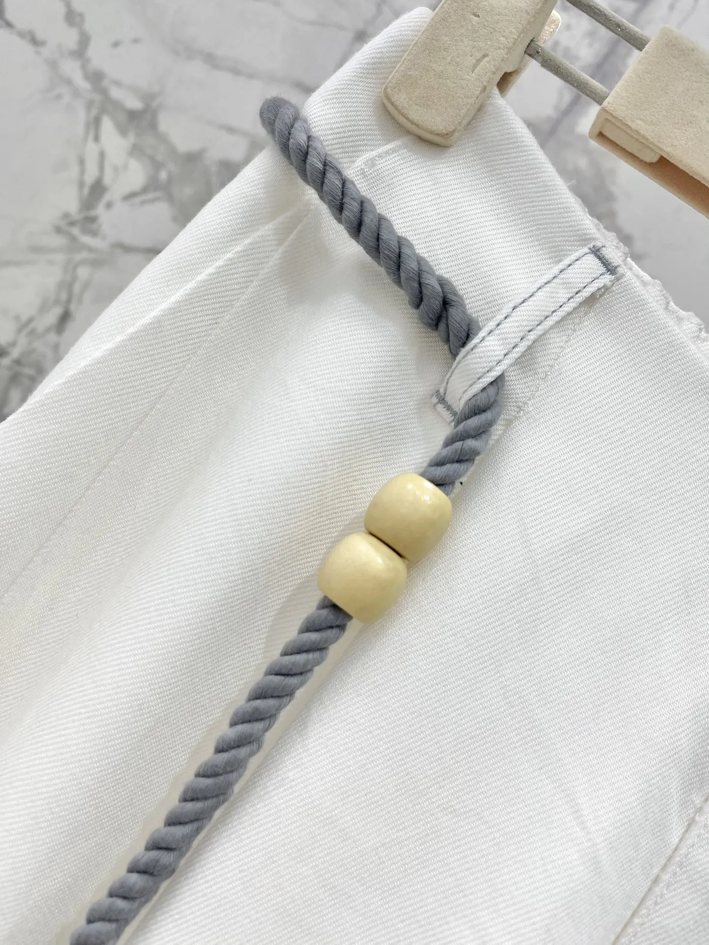 MIUMIU刺繍コットンTシャツとテンセルデニムワイドパンツセットホワイト - 画像 (4)