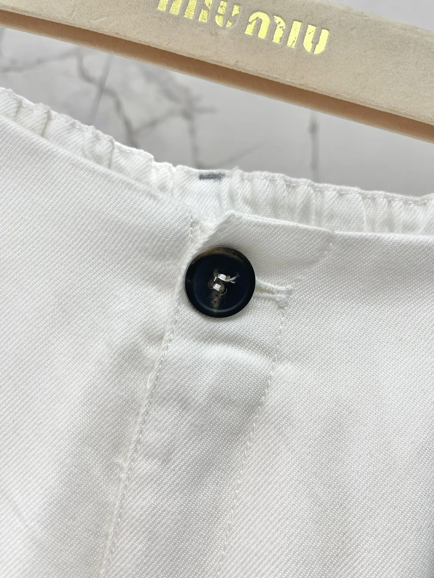 MIUMIU刺繍コットンTシャツとテンセルデニムワイドパンツセットホワイト - 画像 (5)