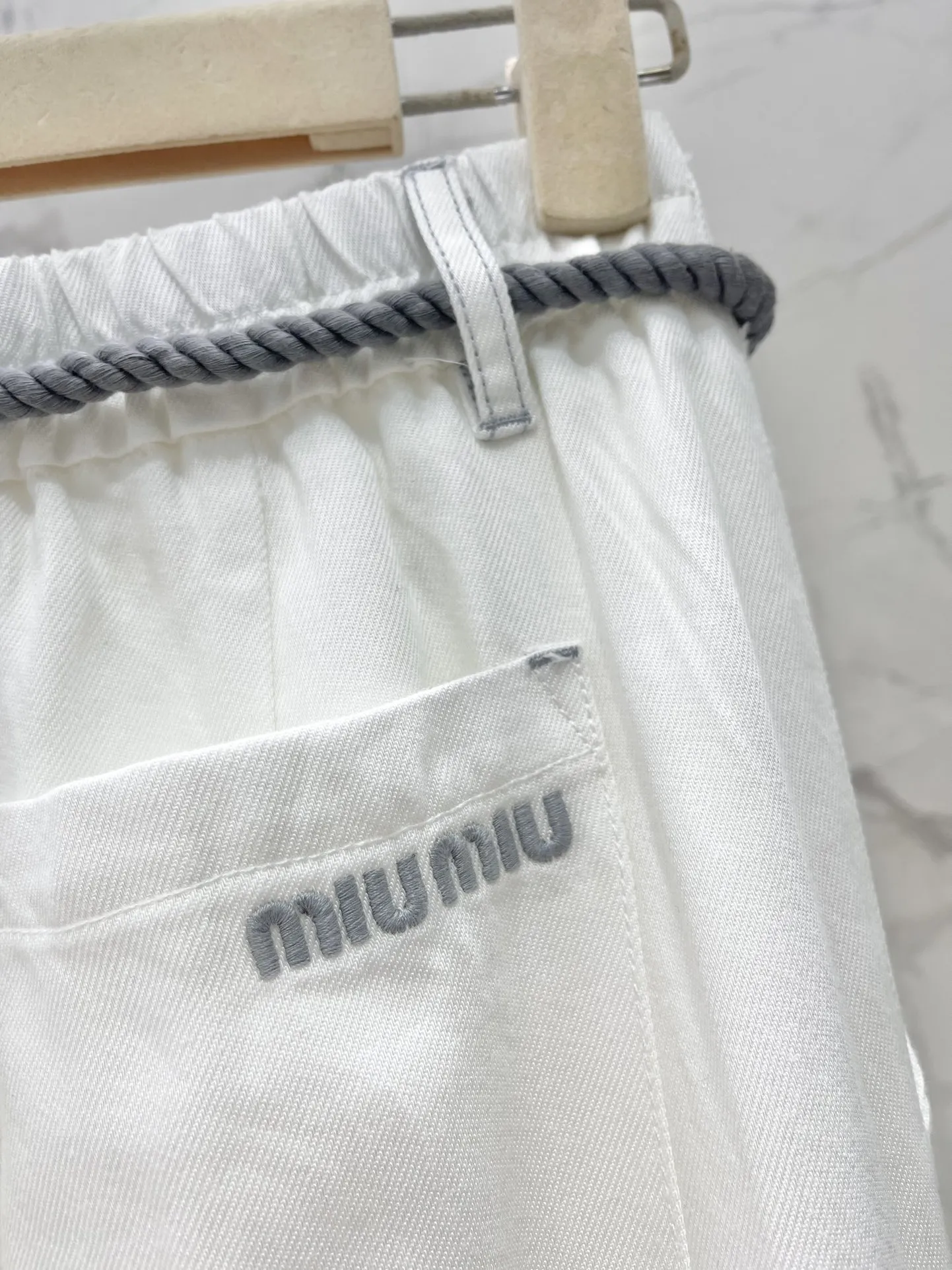 MIUMIU刺繍コットンTシャツとテンセルデニムワイドパンツセットホワイト - 画像 (6)