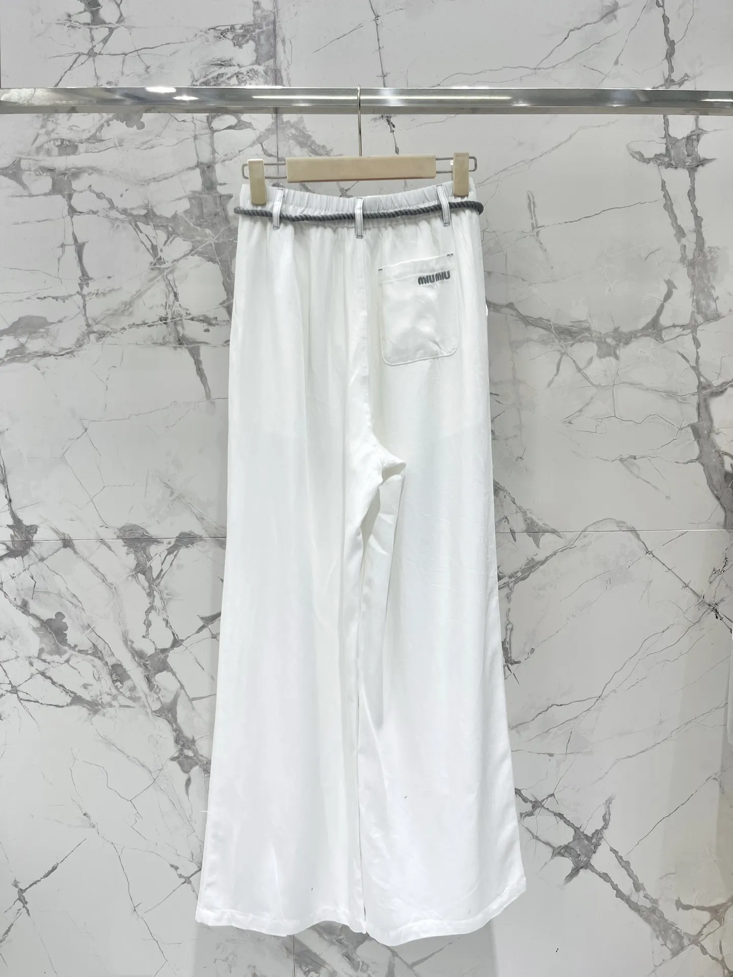 MIUMIU刺繍コットンTシャツとテンセルデニムワイドパンツセットホワイト - 画像 (9)