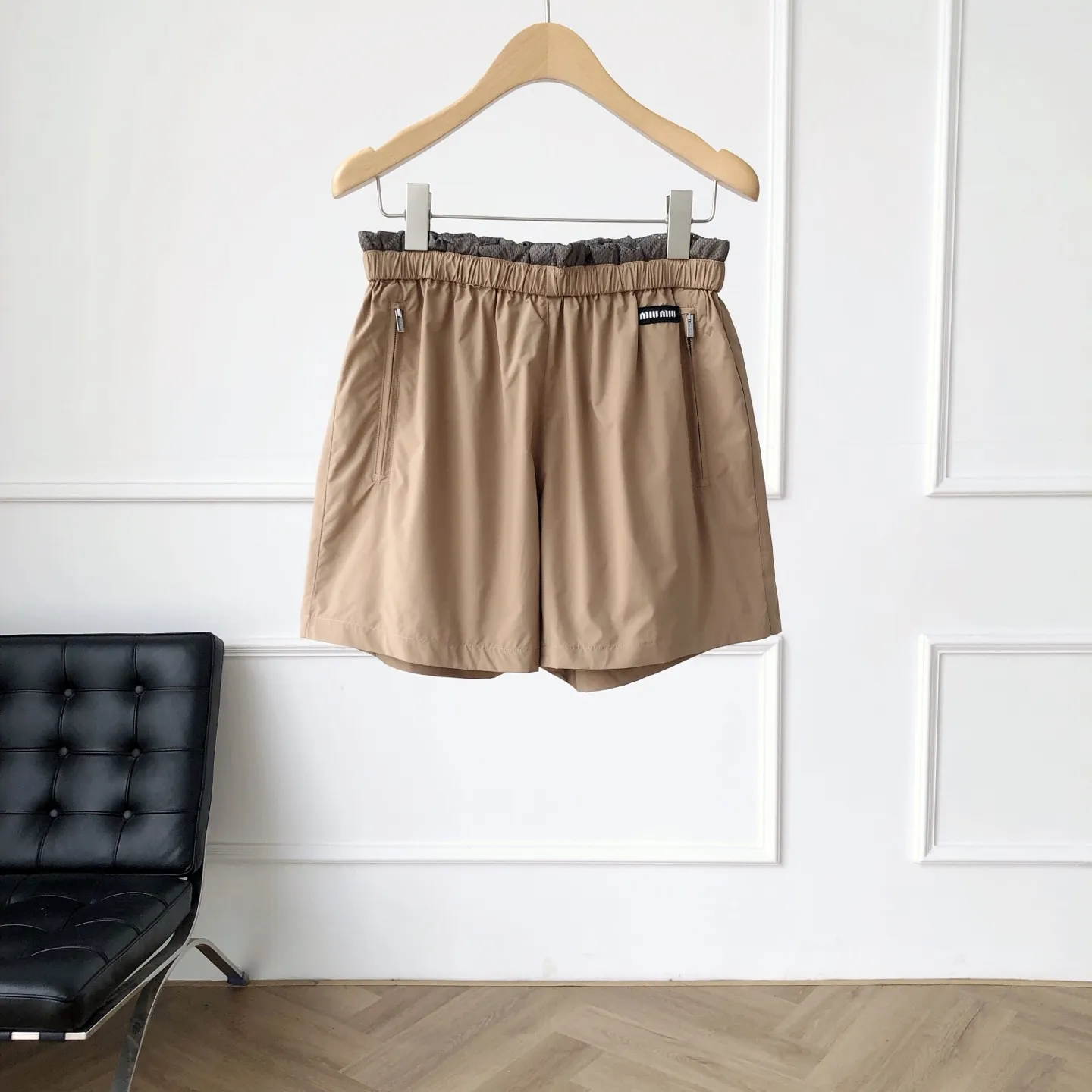 MIUMIU時尚美拉德カーキ色レディースショートパンツ