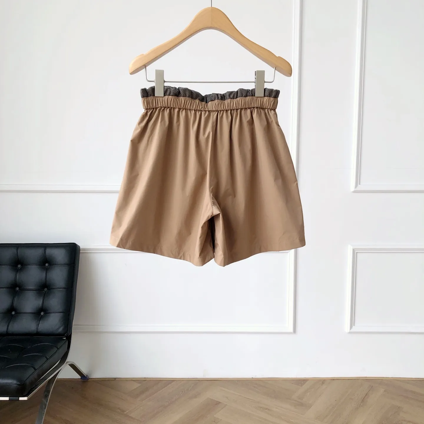 MIUMIU時尚美拉德カーキ色レディースショートパンツ - 画像 (3)