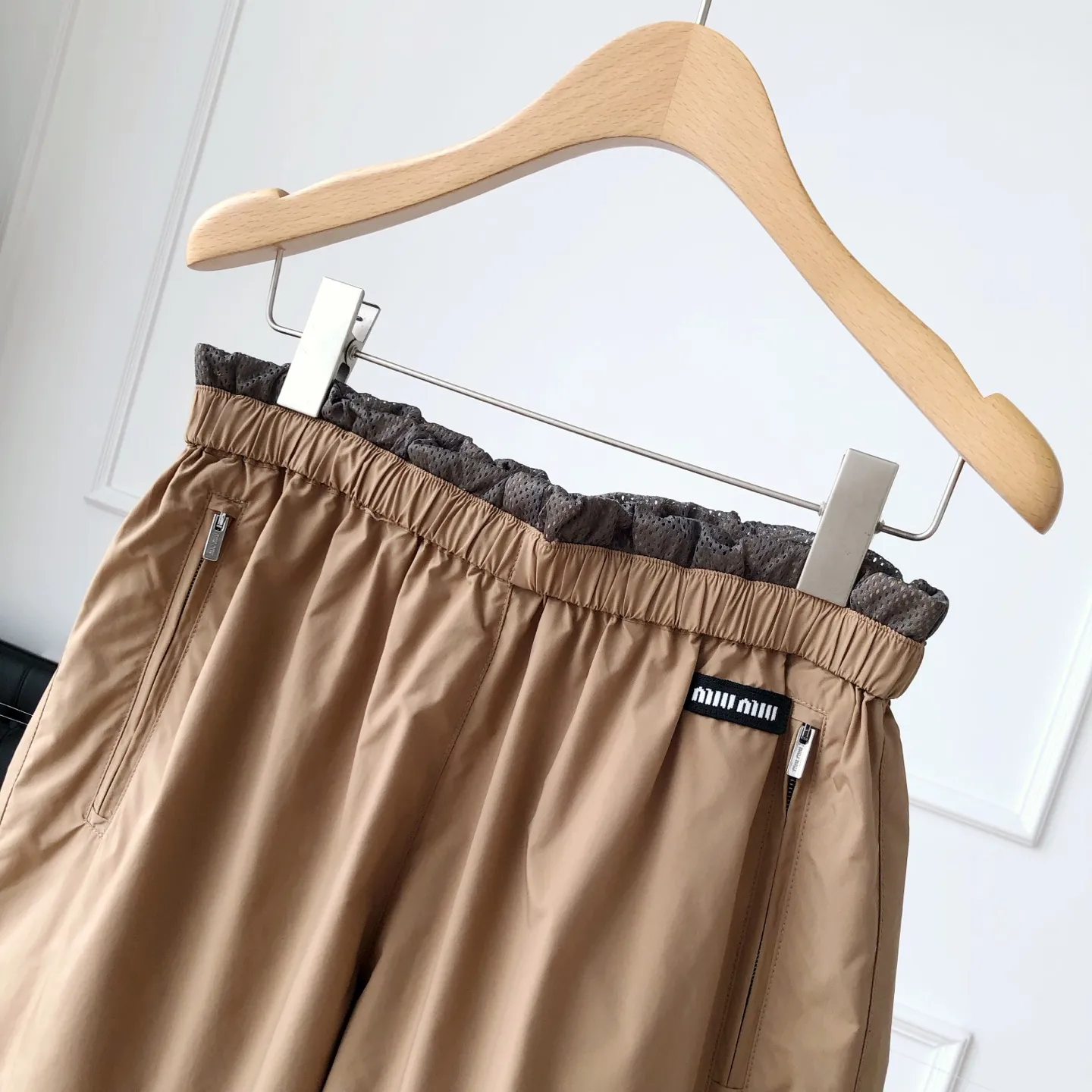 MIUMIU時尚美拉德カーキ色レディースショートパンツ - 画像 (4)
