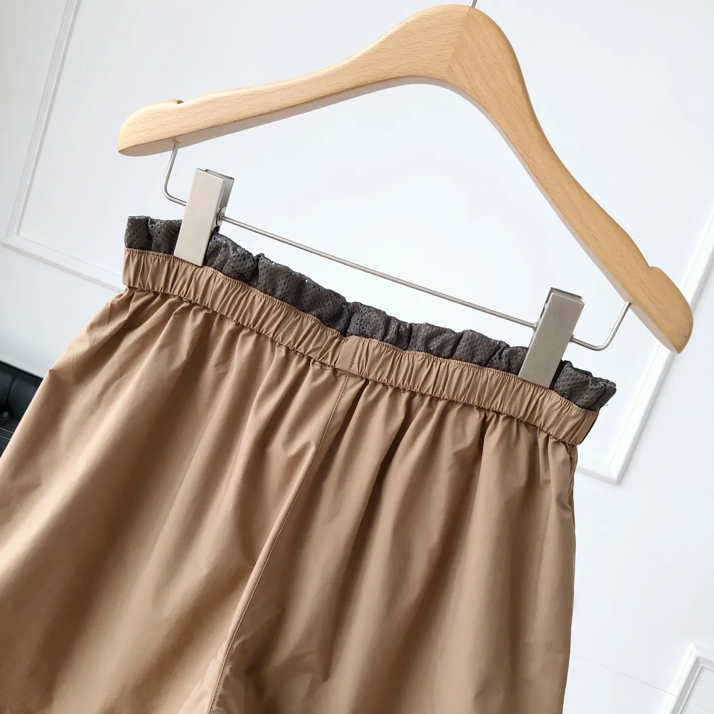 MIUMIU時尚美拉德カーキ色レディースショートパンツ - 画像 (5)