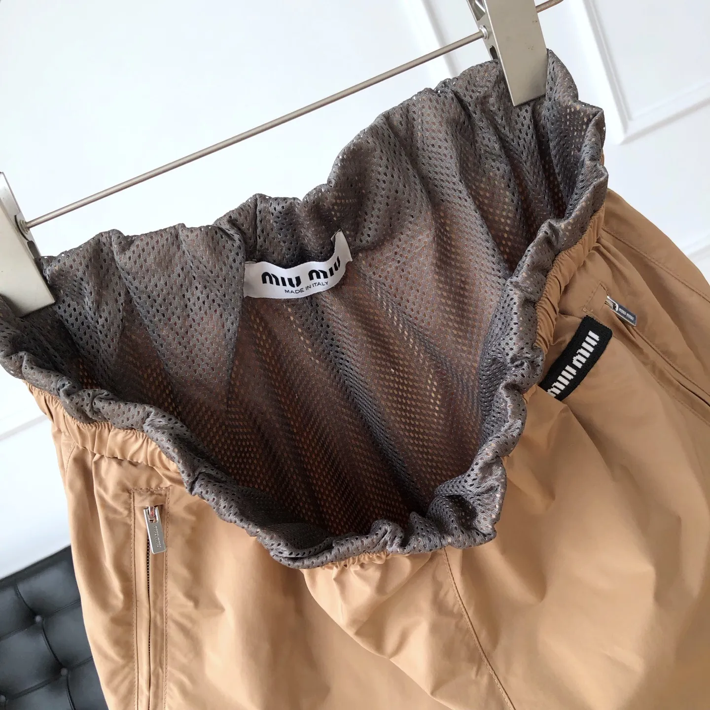 MIUMIU時尚美拉德カーキ色レディースショートパンツ - 画像 (6)