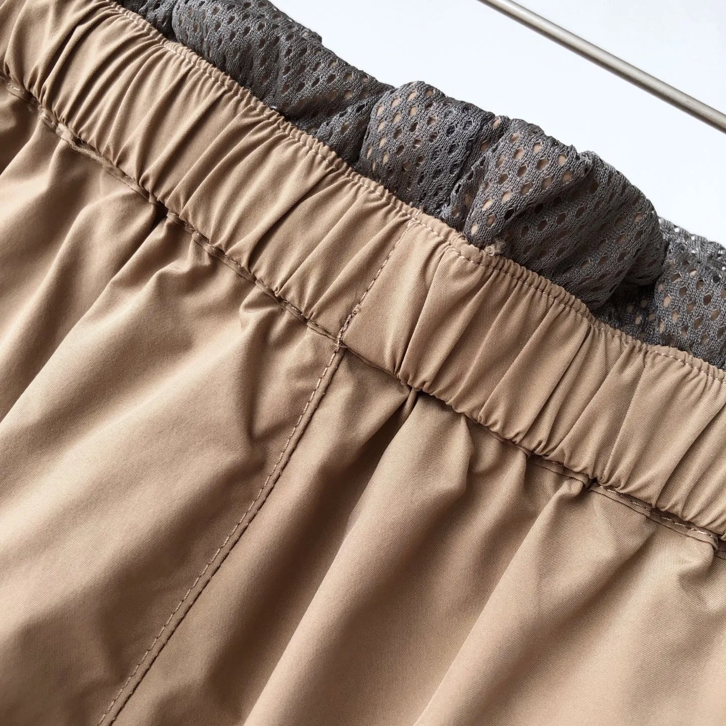 MIUMIU時尚美拉德カーキ色レディースショートパンツ - 画像 (7)