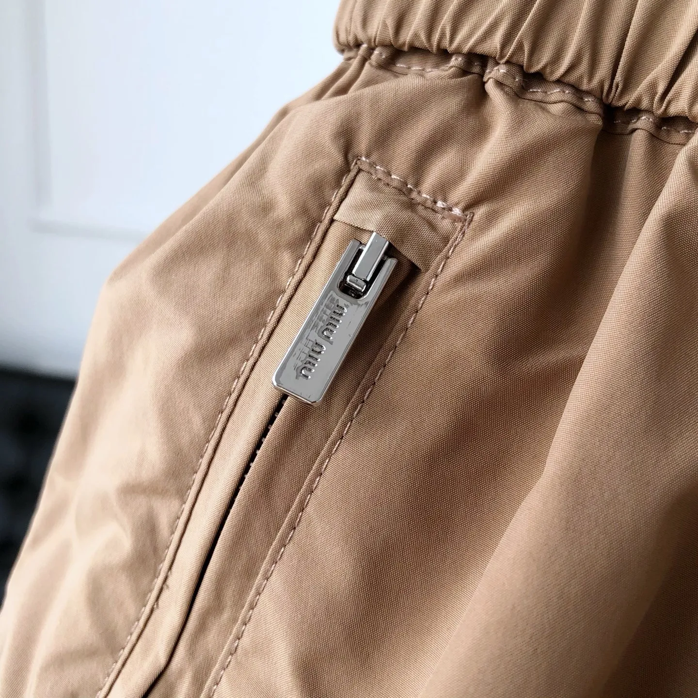 MIUMIU時尚美拉德カーキ色レディースショートパンツ - 画像 (8)