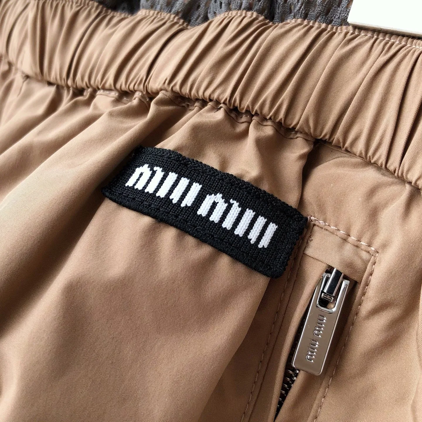 MIUMIU時尚美拉德カーキ色レディースショートパンツ - 画像 (9)