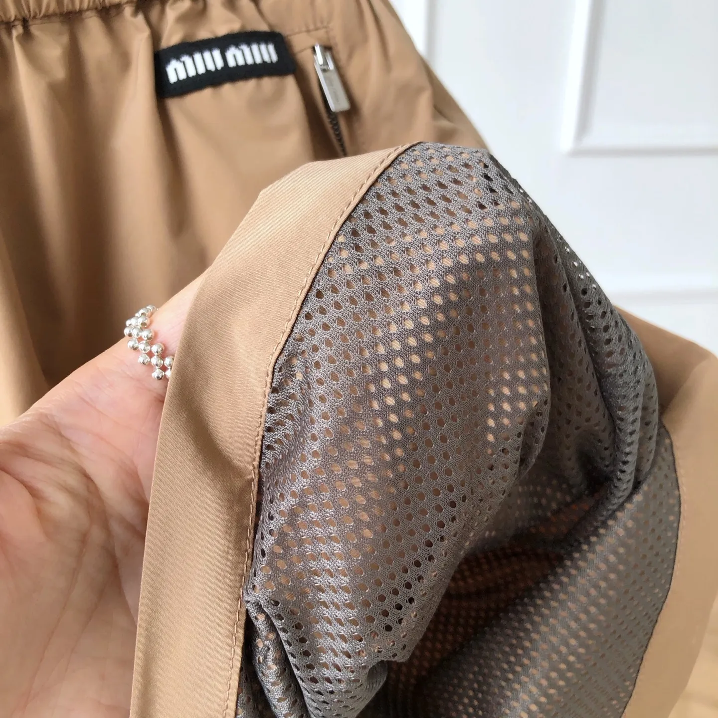 MIUMIU時尚美拉德カーキ色レディースショートパンツ - 画像 (10)