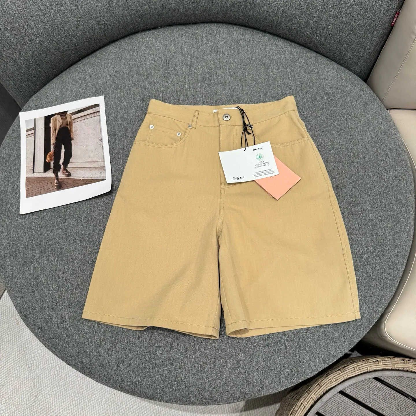 miumiu カーキ色バミューダ中 pants 2023秋新作